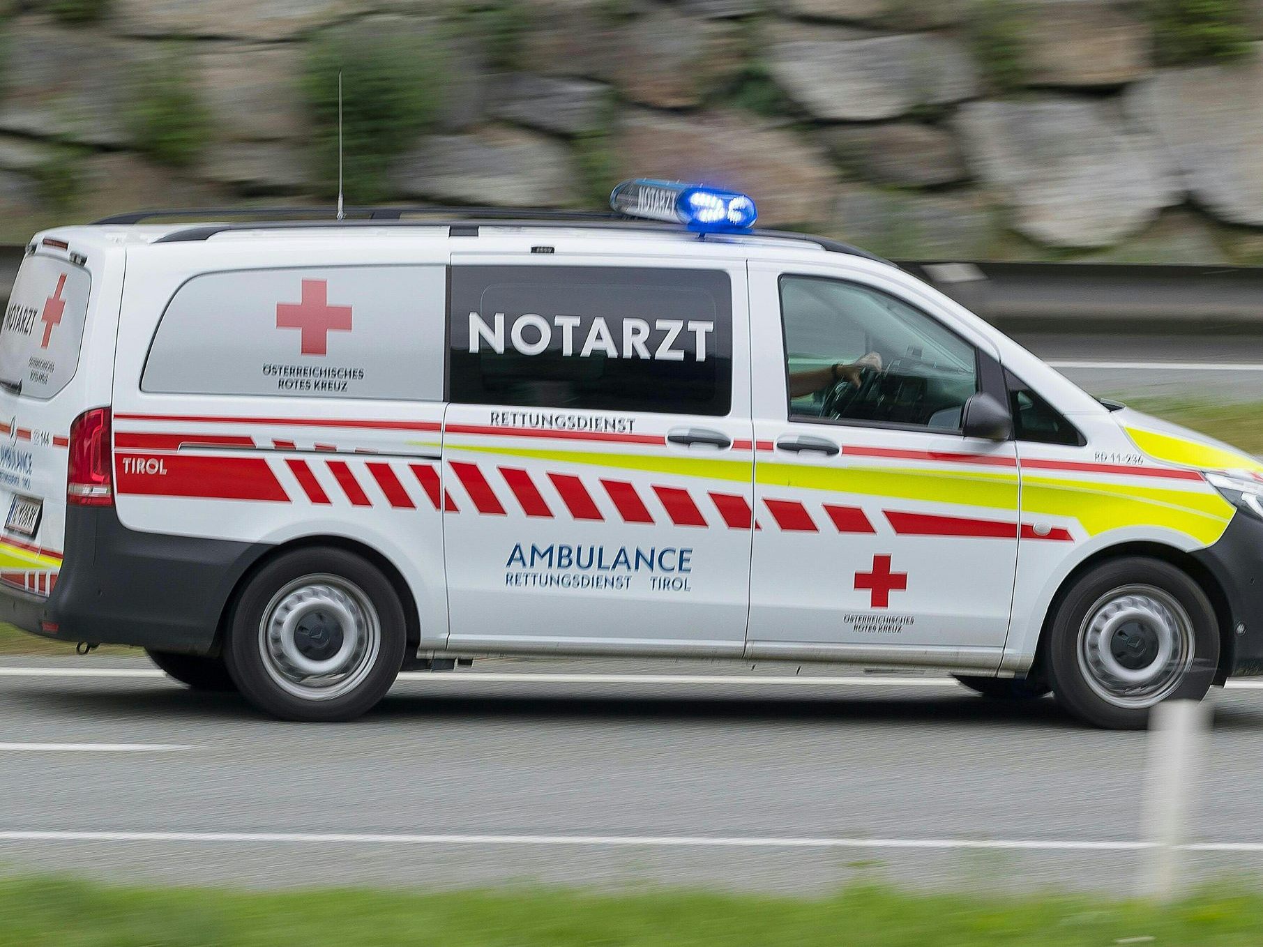 Der 51-Jährige parkte seinen Wagen, verständigte telefonisch die Einsatzkräfte und machte sich dann aus dem Staub. Der 51-Jährige parkte seinen Wagen, verständigte telefonisch die Einsatzkräfte und machte sich dann aus dem Staub.