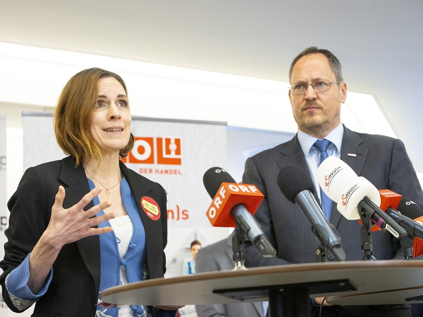 GPA-Chefverhandlerin Arnost (links) kritisierte das Angebot der Arbeitgeber in Sachen Handels-KV. GPA-Chefverhandlerin Arnost (links) kritisierte das Angebot der Arbeitgeber in Sachen Handels-KV.