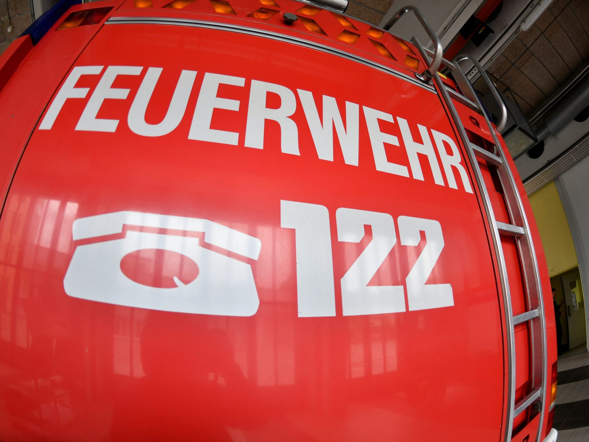 Die Löscharbeiten dauerten bis 6.00 Uhr an, zu diesem Zeitpunkt wurde laut Landessicherheitszentrale "Brand aus" gegeben.