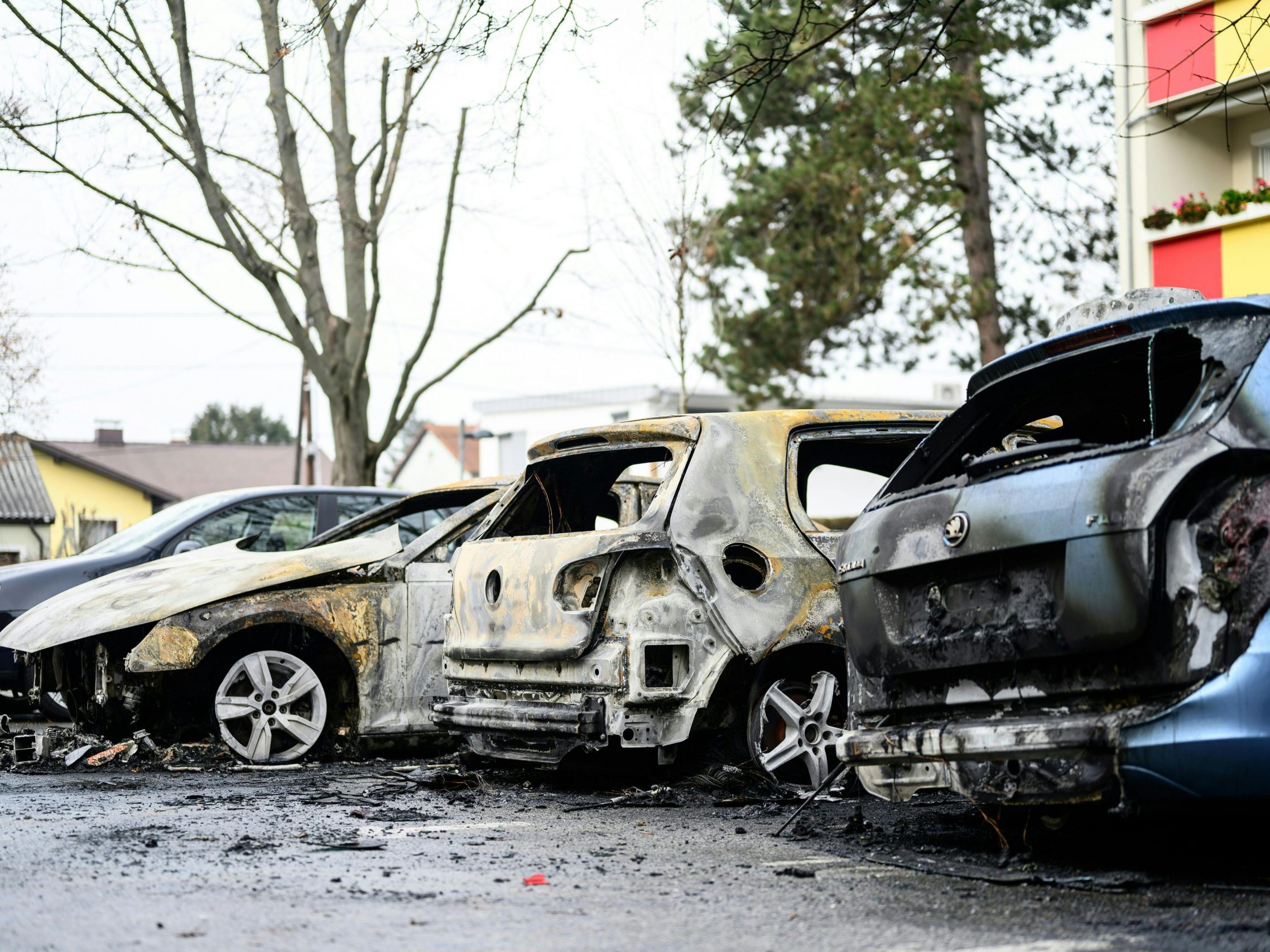 Die Polizei ermittelt wegen Brandstiftung.