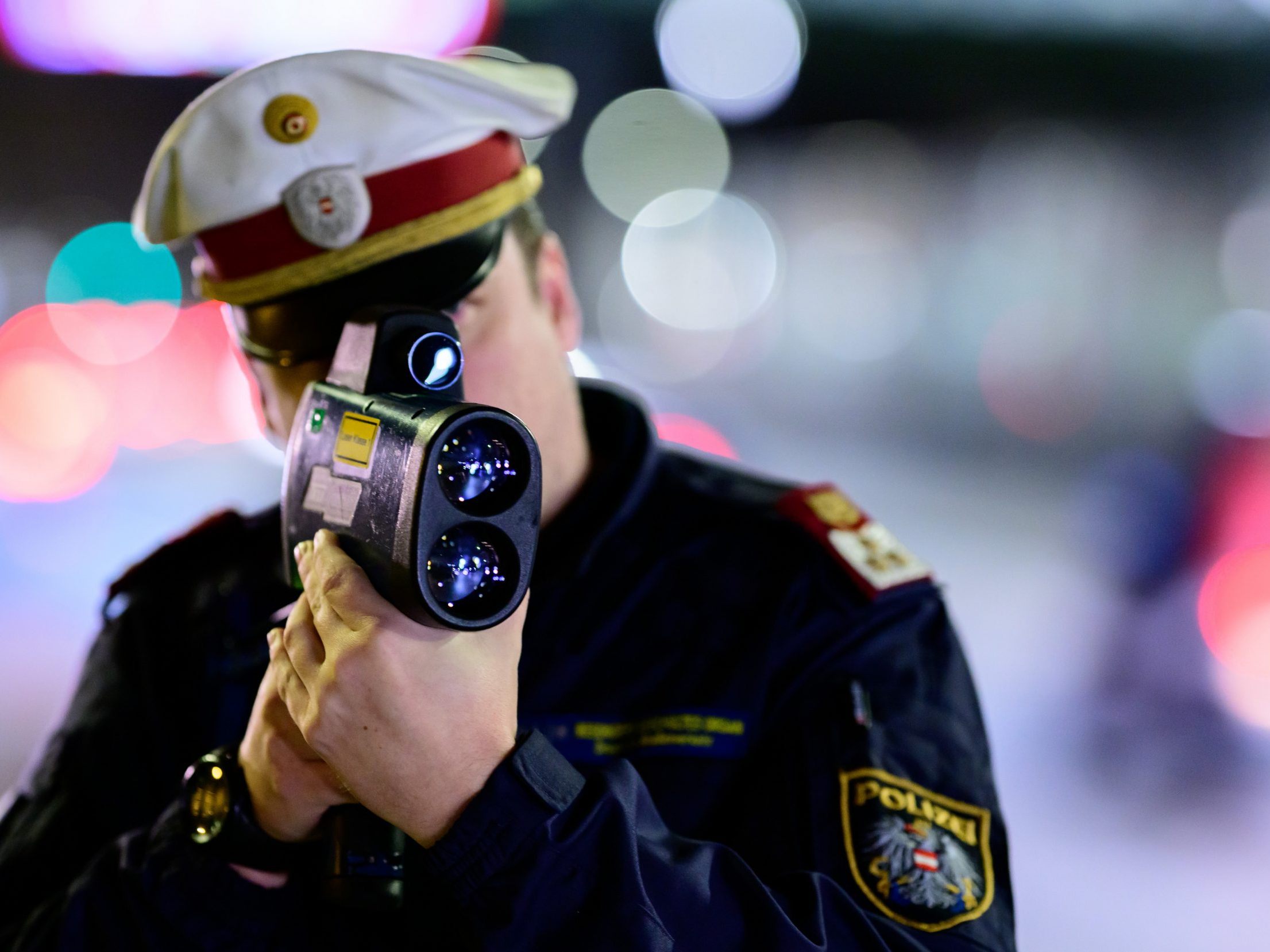 Das Auto wurde vorläufig beschlagnahmt, teilte die Polizei mit.