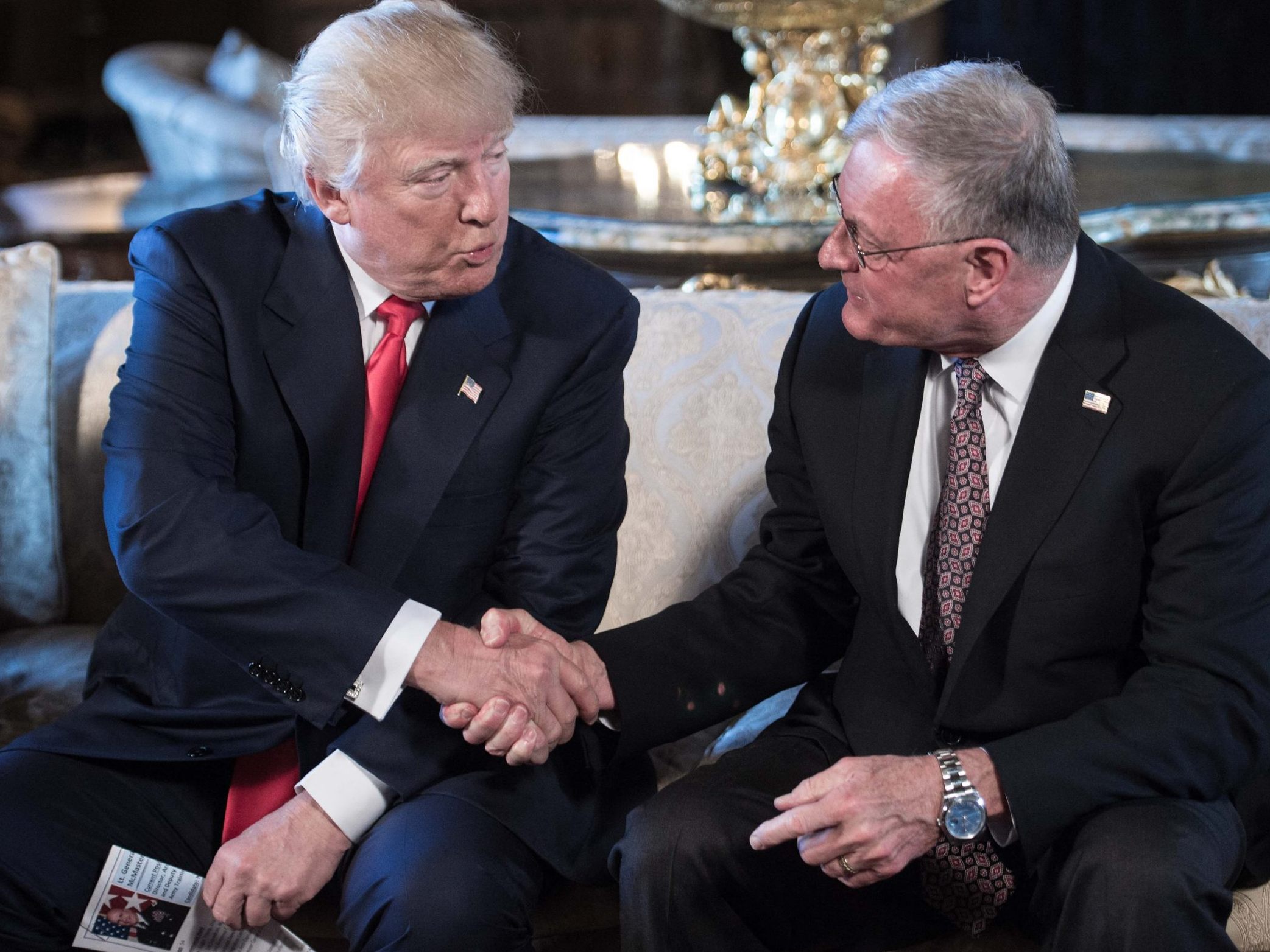 Donald Trump beim Handshake mit Keith Kellogg im Jahr 2017. Donald Trump beim Handshake mit Keith Kellogg im Jahr 2017.