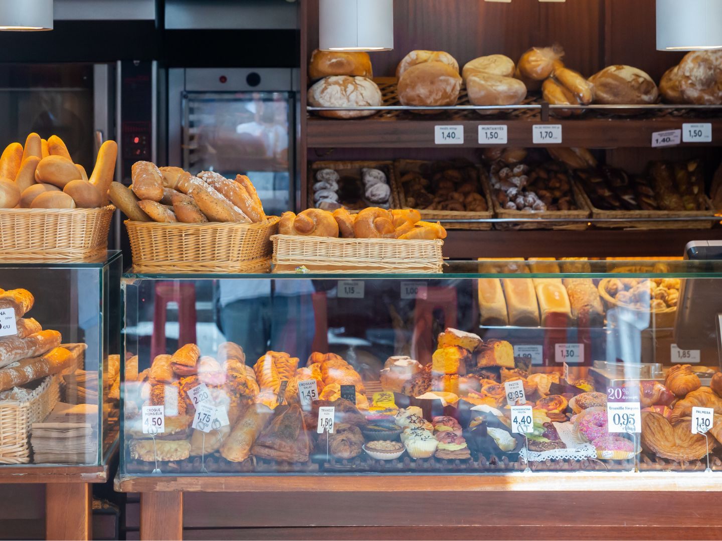 Der maskierte Räuber flüchtet ohne Beute aus der Bäckerei.