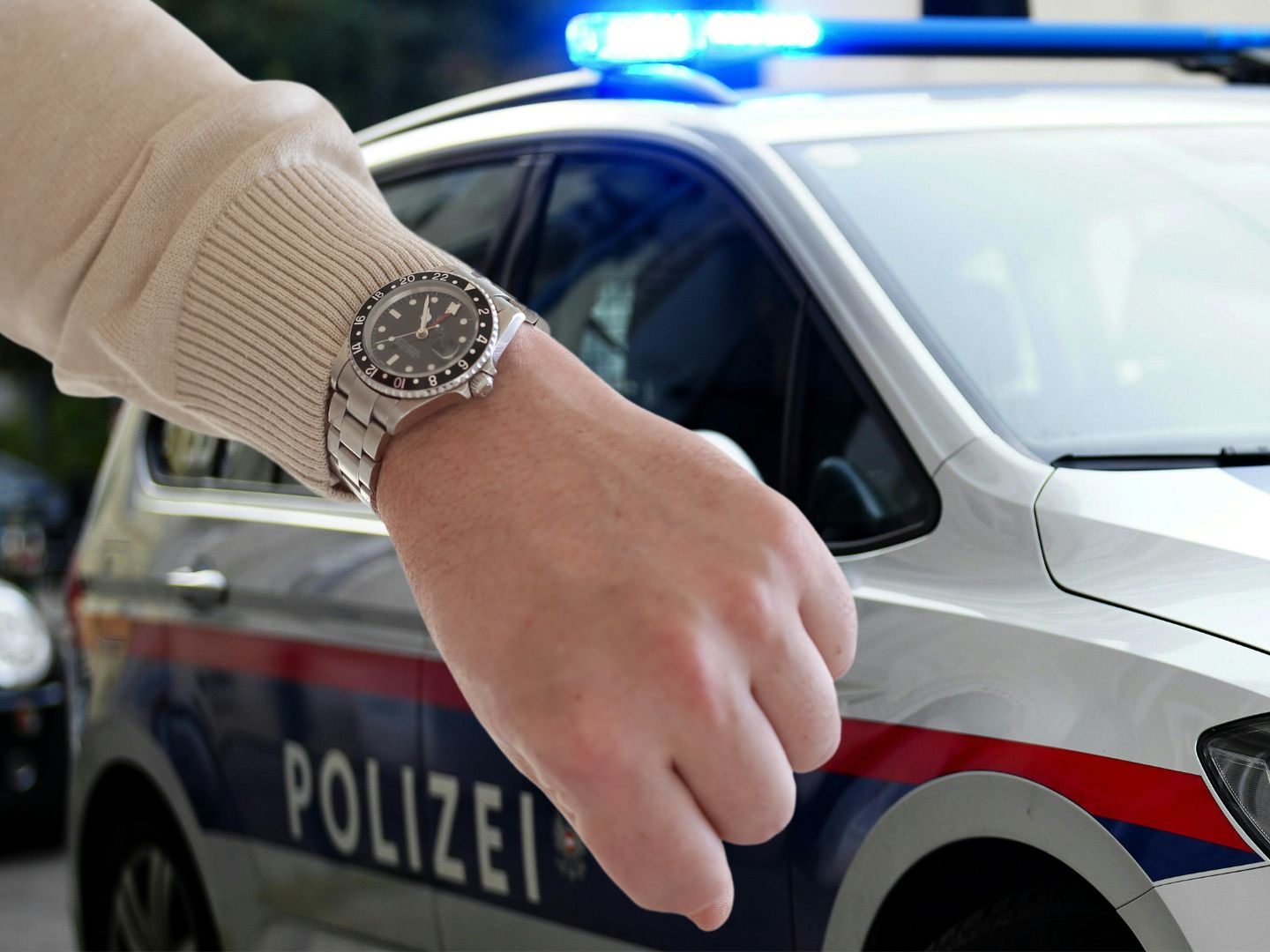 Nach den beiden Personen wurde nach dem Raub einer Luxusuhr gefahndet.