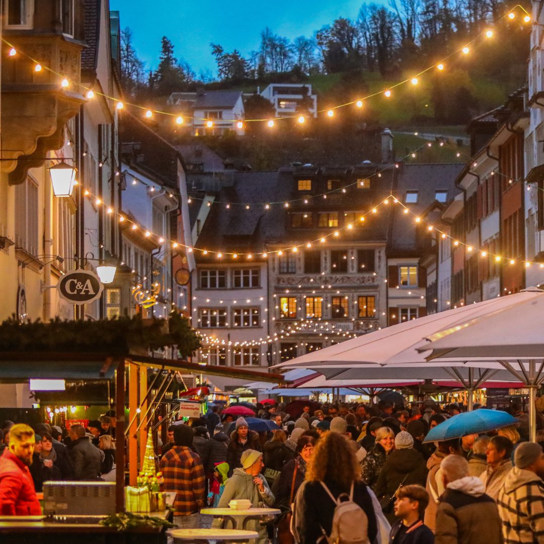 Weihnachtszauber im Bezirk Feldkirch – festlich geschmückte Märkte laden zum Entdecken und Genießen ein.
