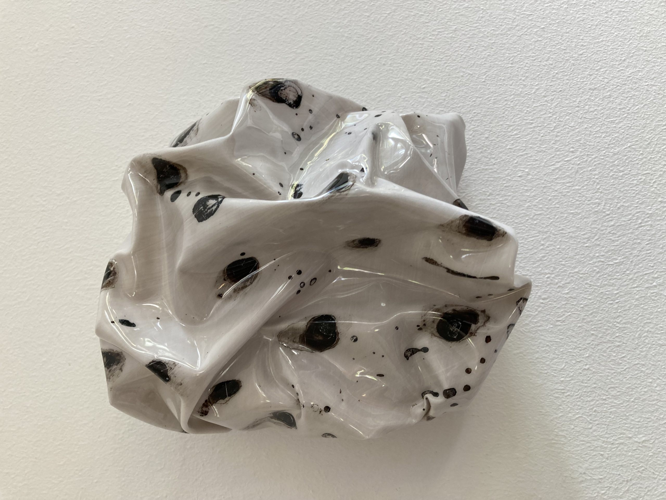 Birgit Konzett: Hommage an die Ewigkeit (Acryl, Tusche auf Plastik, 2024)
