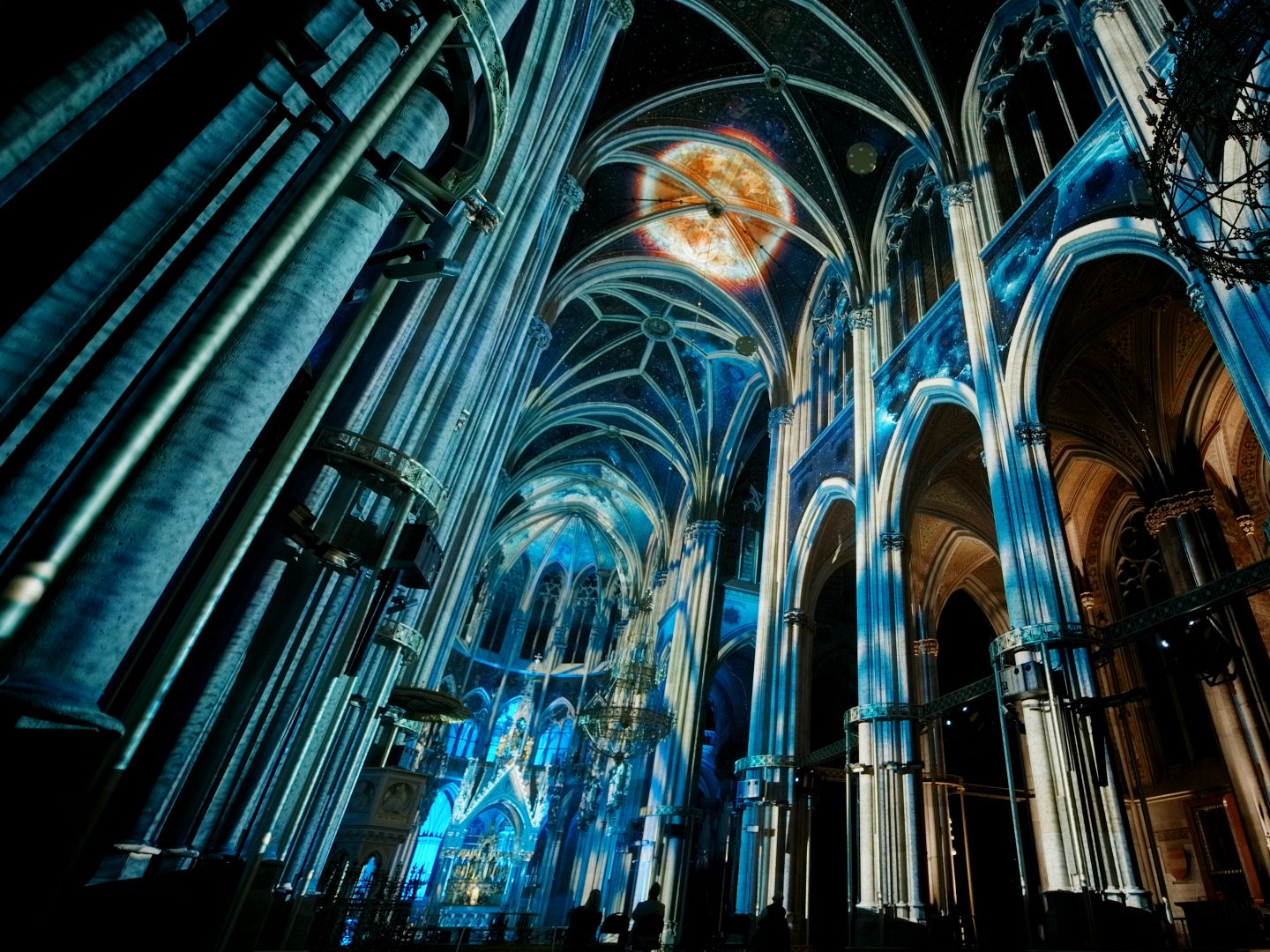 Eine neue immersive Lightshow in der Wiener Votivkirche widmet sich der Schöpfung. Eine neue immersive Lightshow in der Wiener Votivkirche widmet sich der Schöpfung.