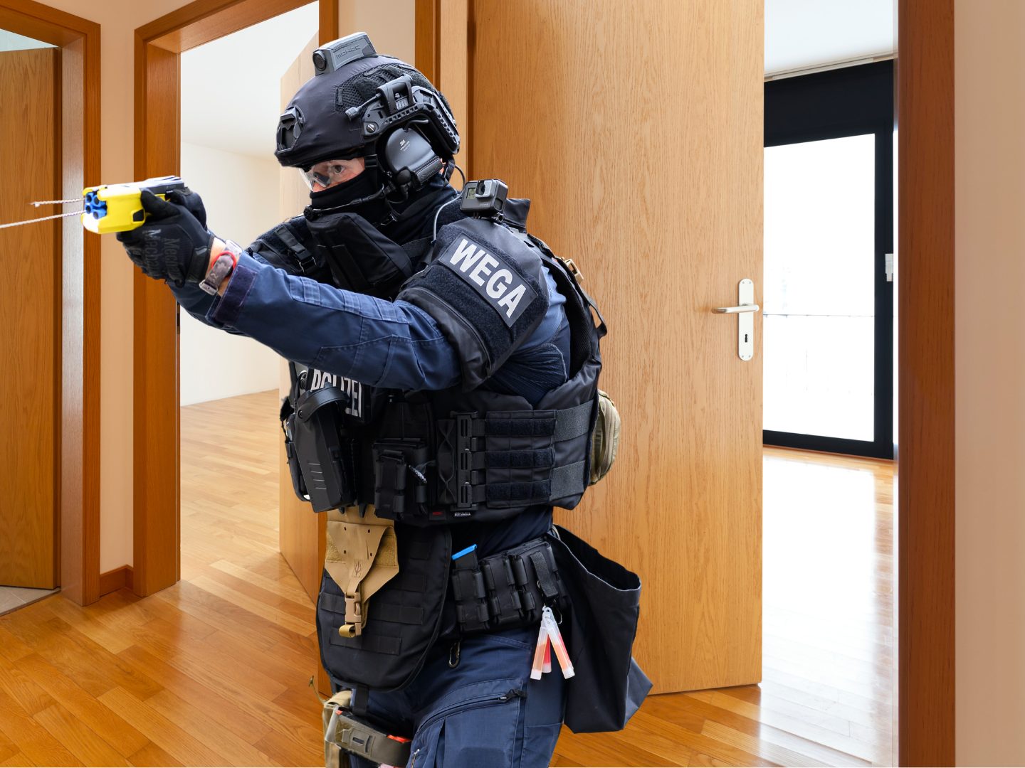 Der mit einem Jagdmesser randalierende Mann in Wien-Floridsdorf wurde von der WEGA mit einem Teaser außer Gefecht gesetzt. Der mit einem Jagdmesser randalierende Mann in Wien-Floridsdorf wurde von der WEGA mit einem Teaser außer Gefecht gesetzt.