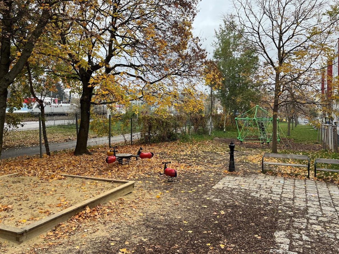 Die ÖVP Ottakring hat einen Antrag für eine Hundezone im Wiener Else-Federn-Park gestellt. Die ÖVP Ottakring hat einen Antrag für eine Hundezone im Wiener Else-Federn-Park gestellt.