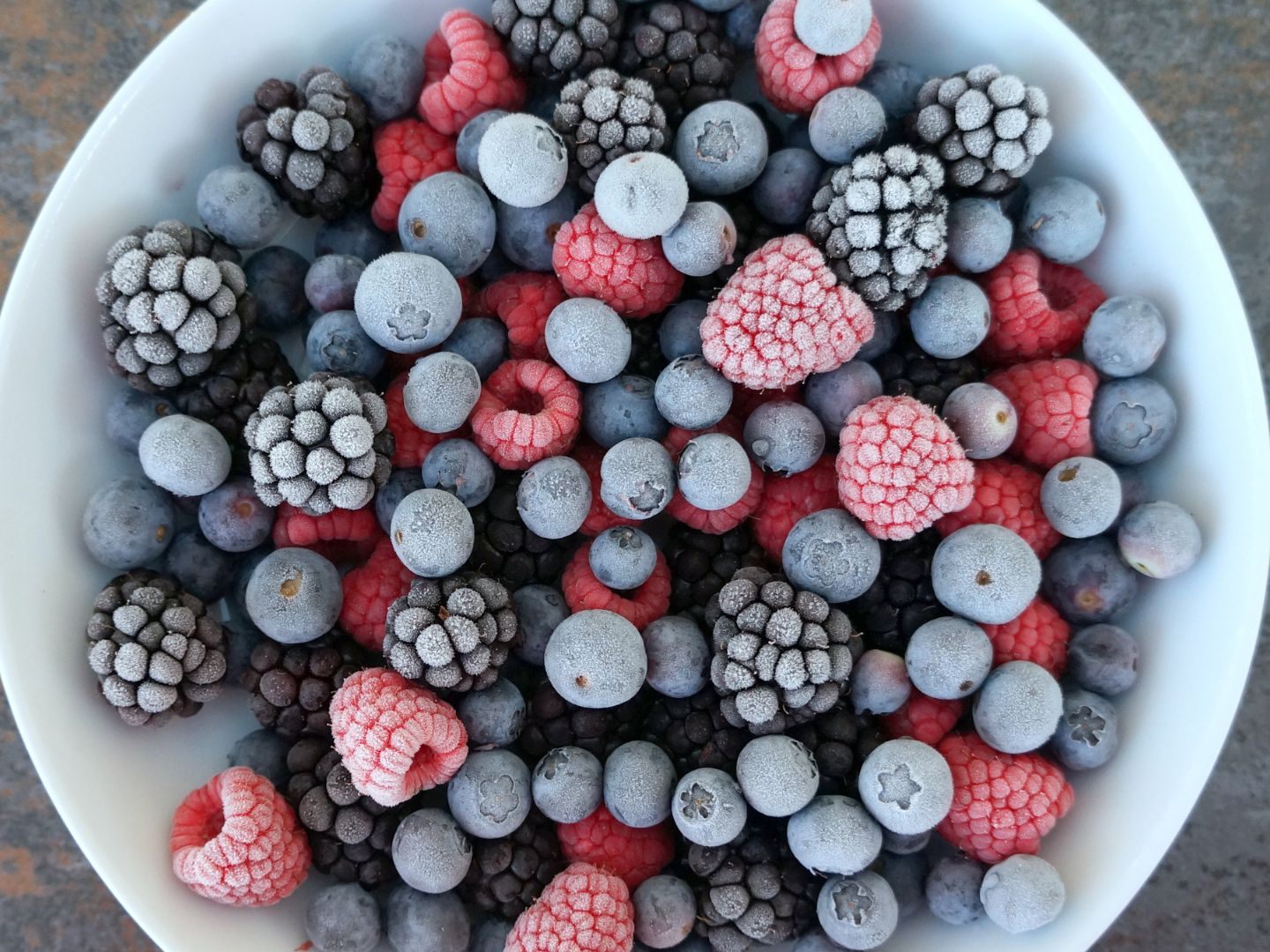 Alle untersuchten Tiefkühl-Beeren aus konventionellem Anbau waren mit Pestiziden belastet. Alle untersuchten Tiefkühl-Beeren aus konventionellem Anbau waren mit Pestiziden belastet.