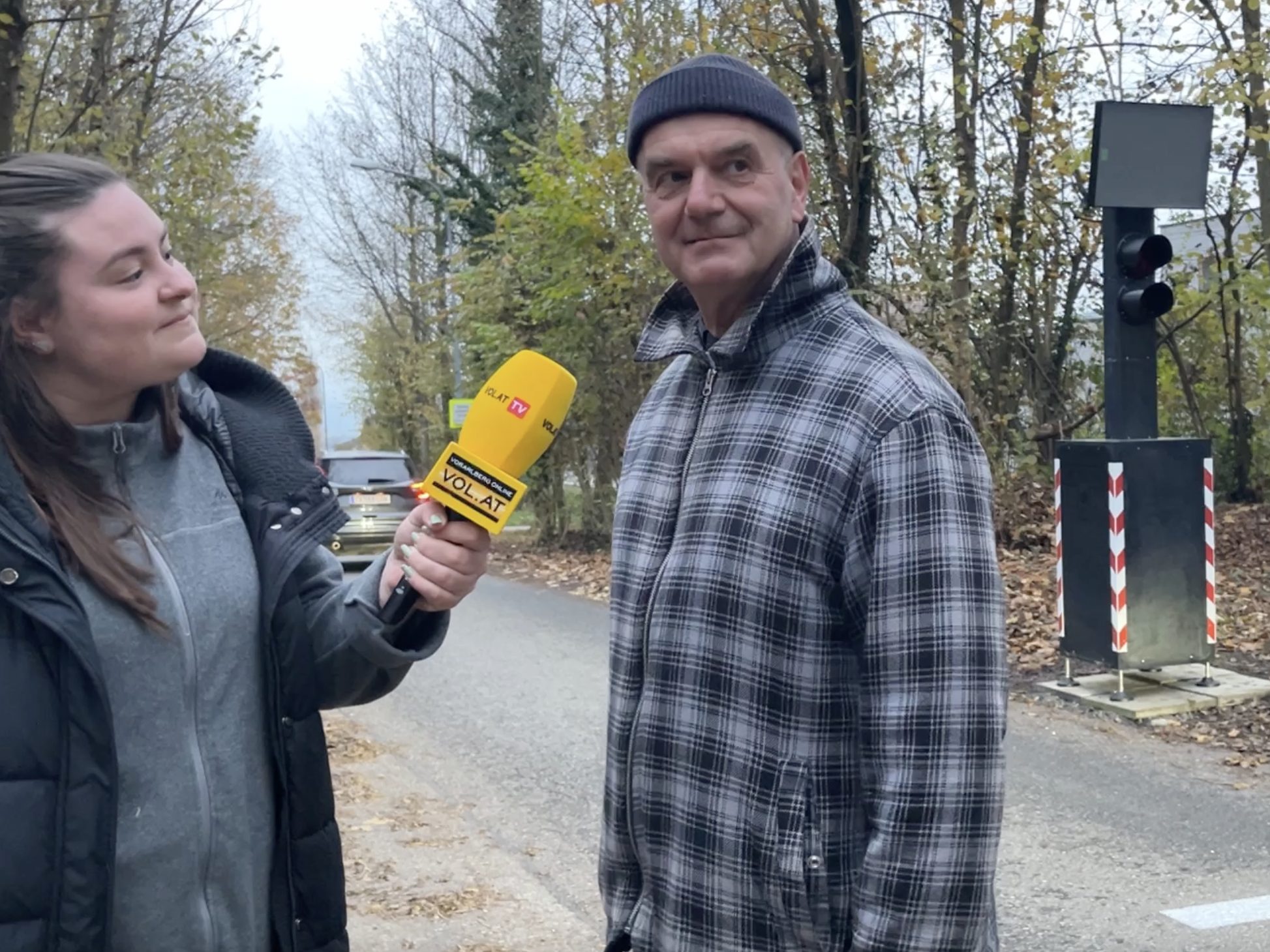 Leo aus Frastanz freut sich über die neue Ampel. Leo aus Frastanz freut sich über die neue Ampel.