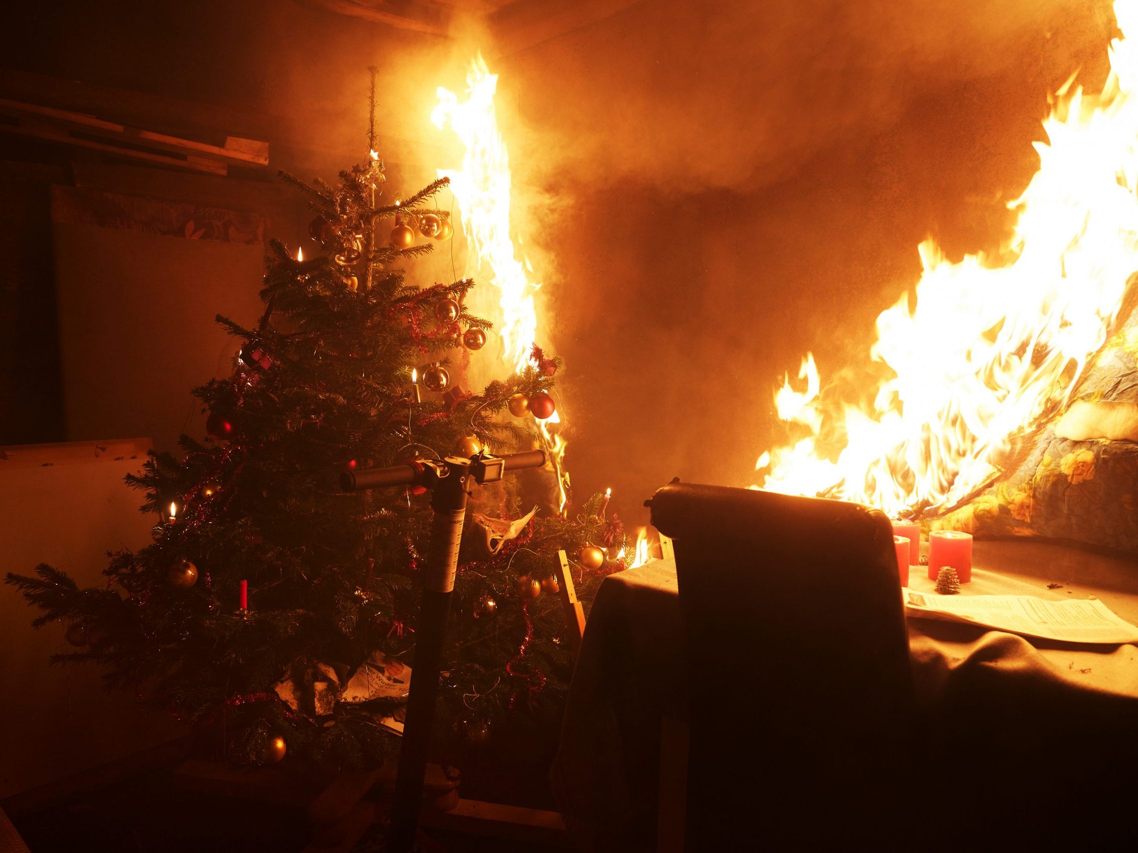 Praktische Tipps: So verhindert man brennende Christbäume und Adventkränze.