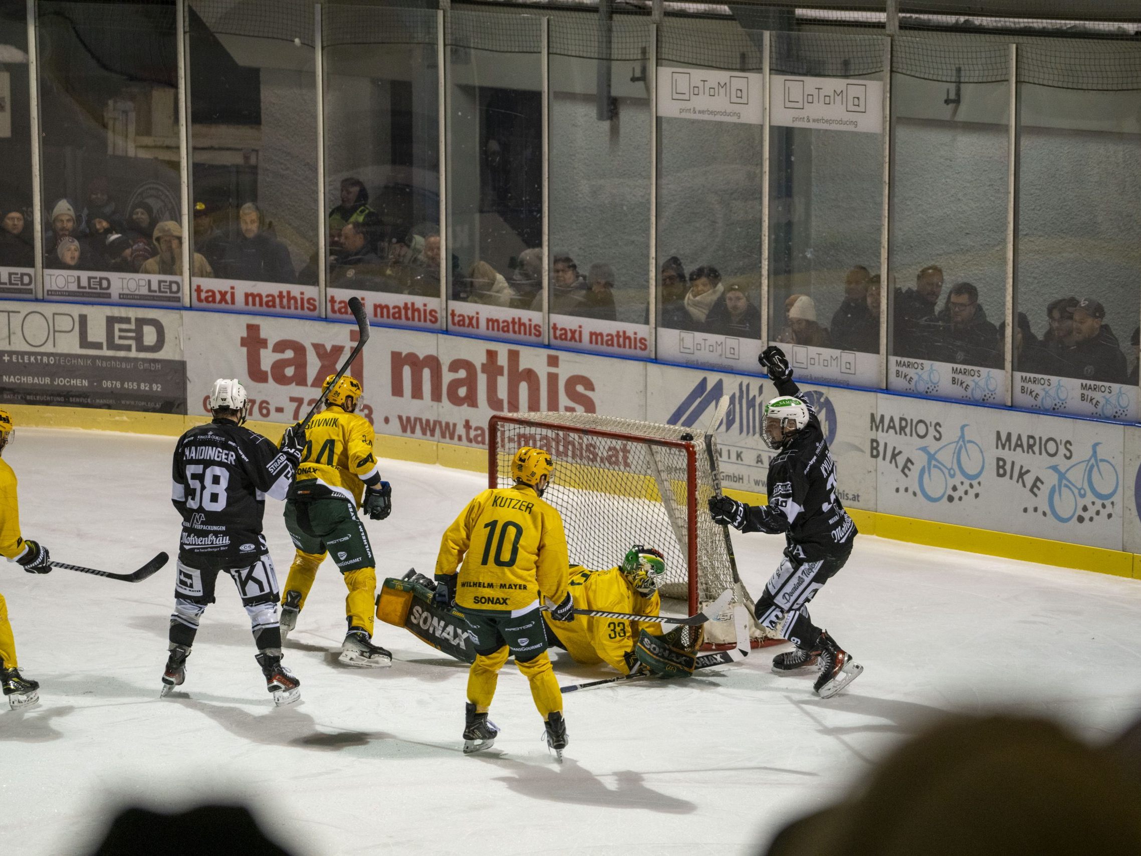 Der SC SAMINA Hohenems feierte im Derby gegen den EHC Lustenau einen 3:2-Heimerfolg. Der SC SAMINA Hohenems feierte im Derby gegen den EHC Lustenau einen 3:2-Heimerfolg.