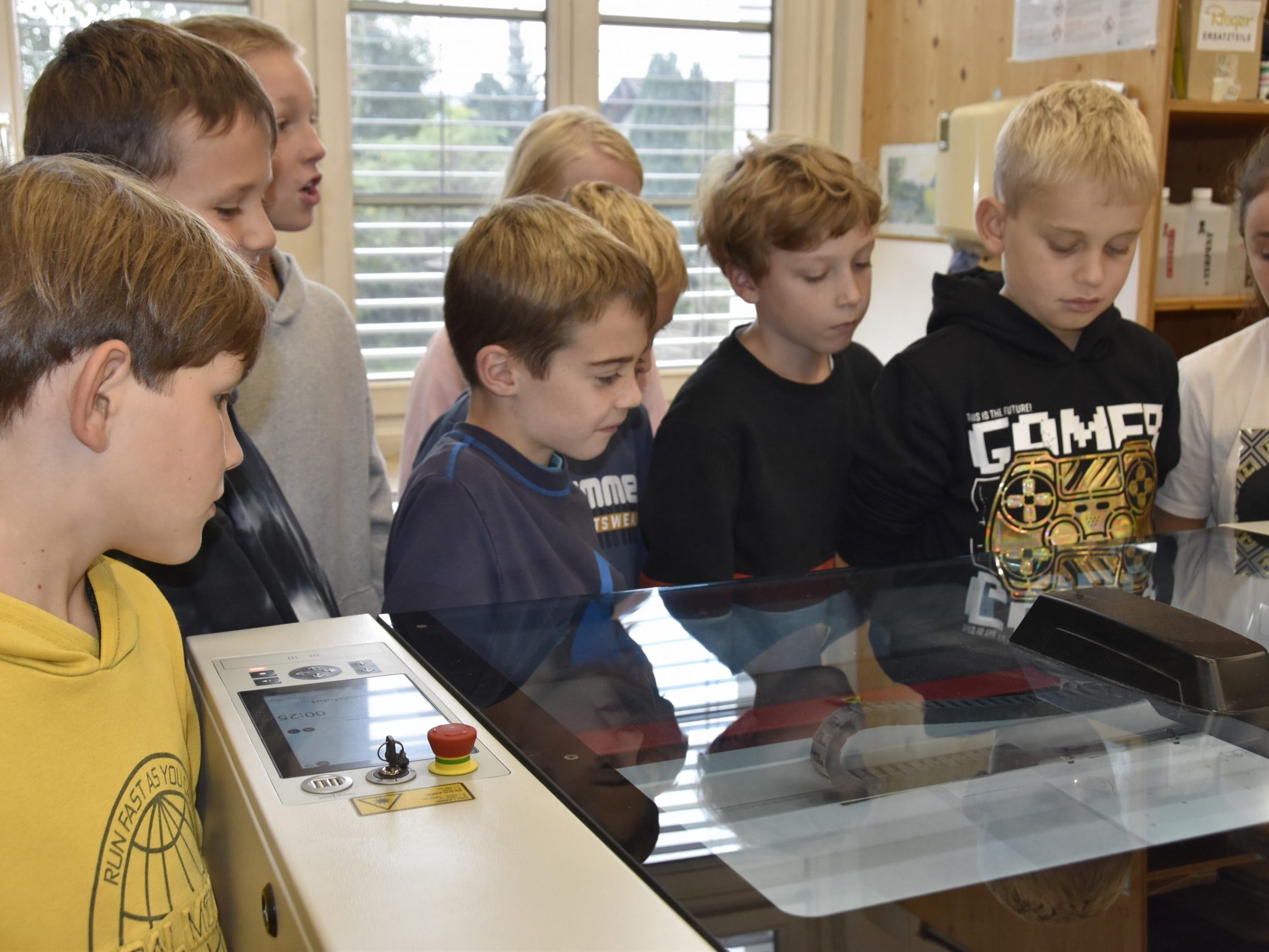 Kinder erlernen im Workshop das richtige Löten.