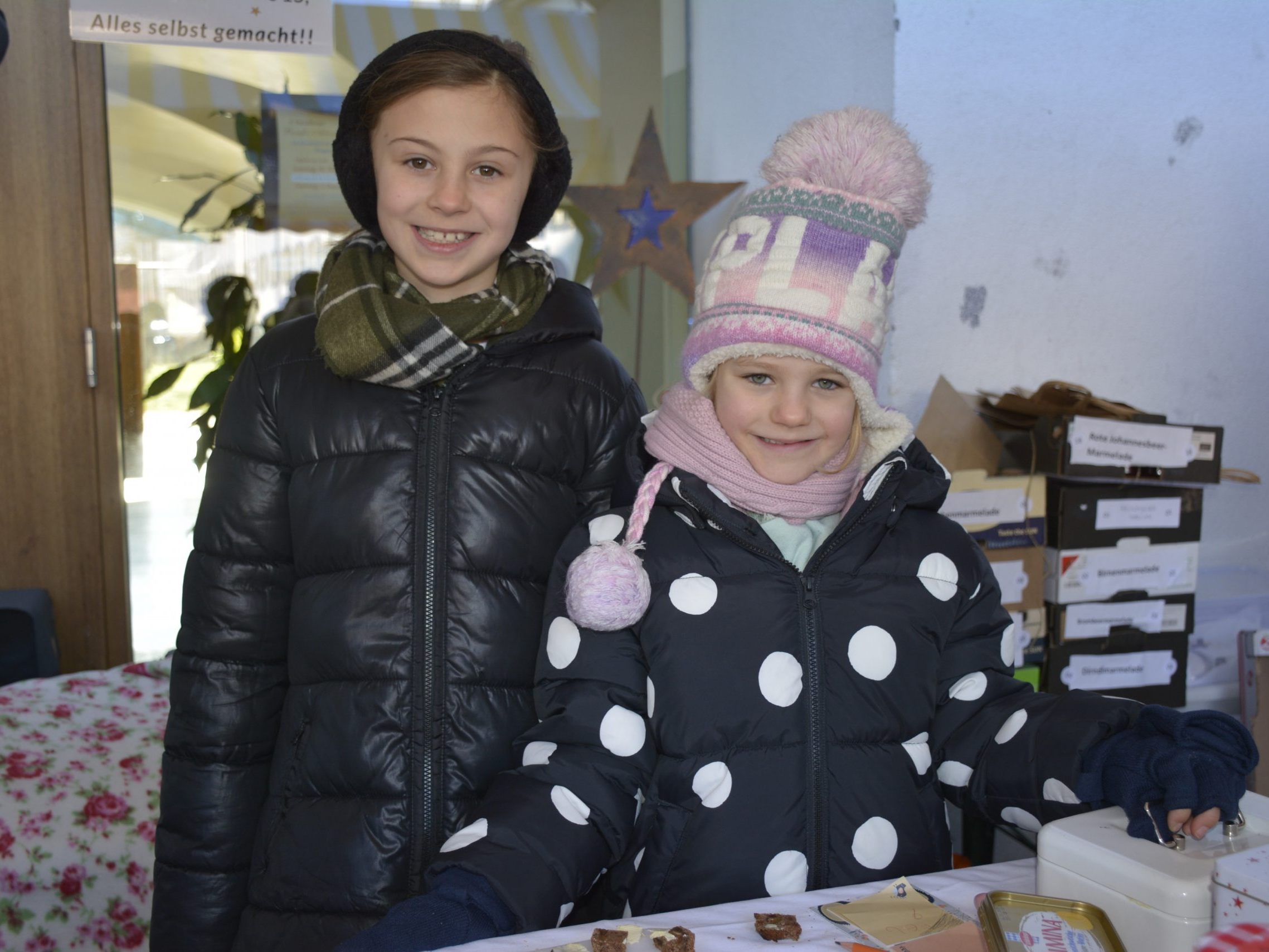 Noa und Lotta halfen fleißg mit