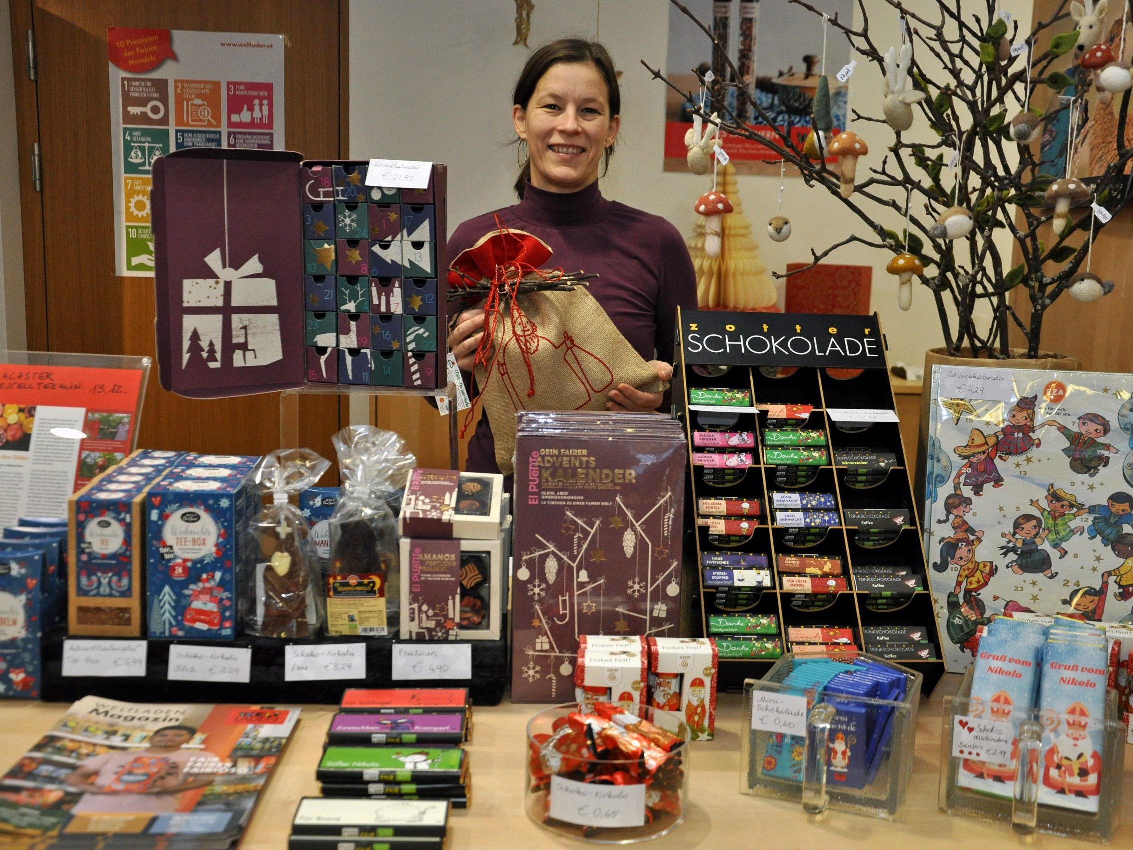 Im Weltladen Dornbirn gibt es im Advent eine große Vielfalt an fair gehandelten Naschereien.