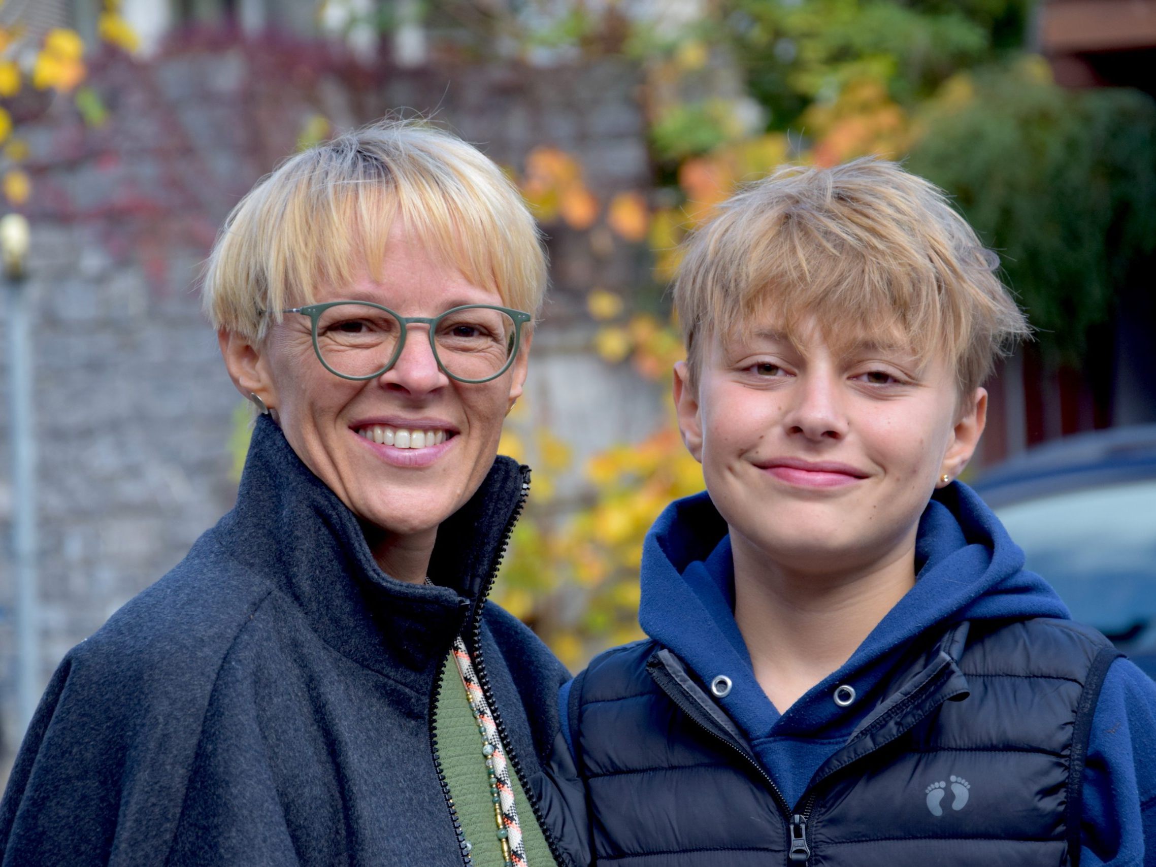 Unter den Teilnehmenden an der Messfeier mit Dreifachgedenken in der Pfarrkirche St. Gallenkirch: Pfarrsekretärin Susanne Benedikt mit Sohn Henry Unter den Teilnehmenden an der Messfeier mit Dreifachgedenken in der Pfarrkirche St. Gallenkirch: Pfarrsekretärin Susanne Benedikt mit Sohn Henry