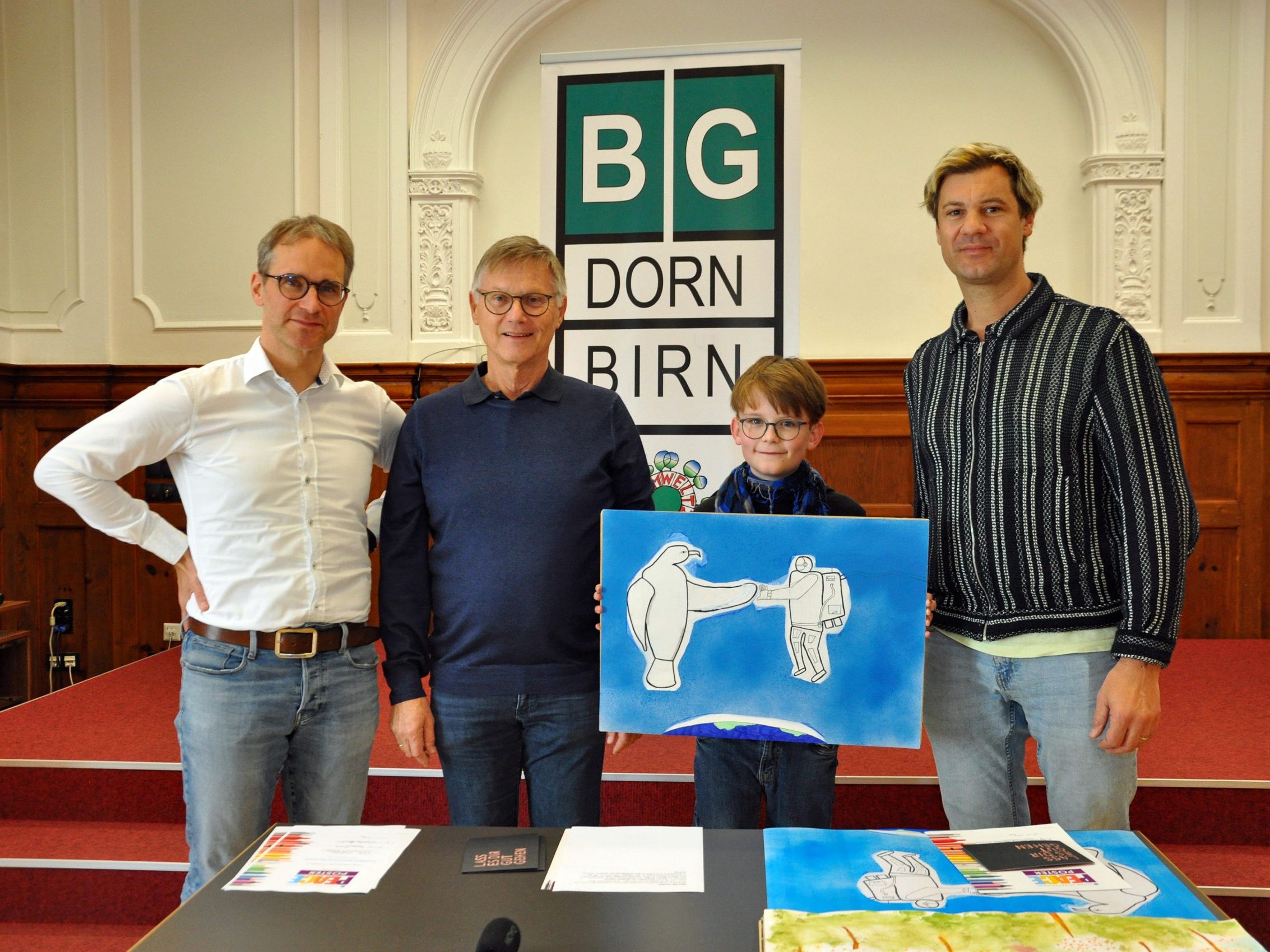 Gewinner Manuel Kreil (3B) mit Direktor Christof Bohle, Michael Jonas (Lions Club) und Lehrer Stefan Gander-Schwarzenauer. Gewinner Manuel Kreil (3B) mit Direktor Christof Bohle, Michael Jonas (Lions Club) und Lehrer Stefan Gander-Schwarzenauer.