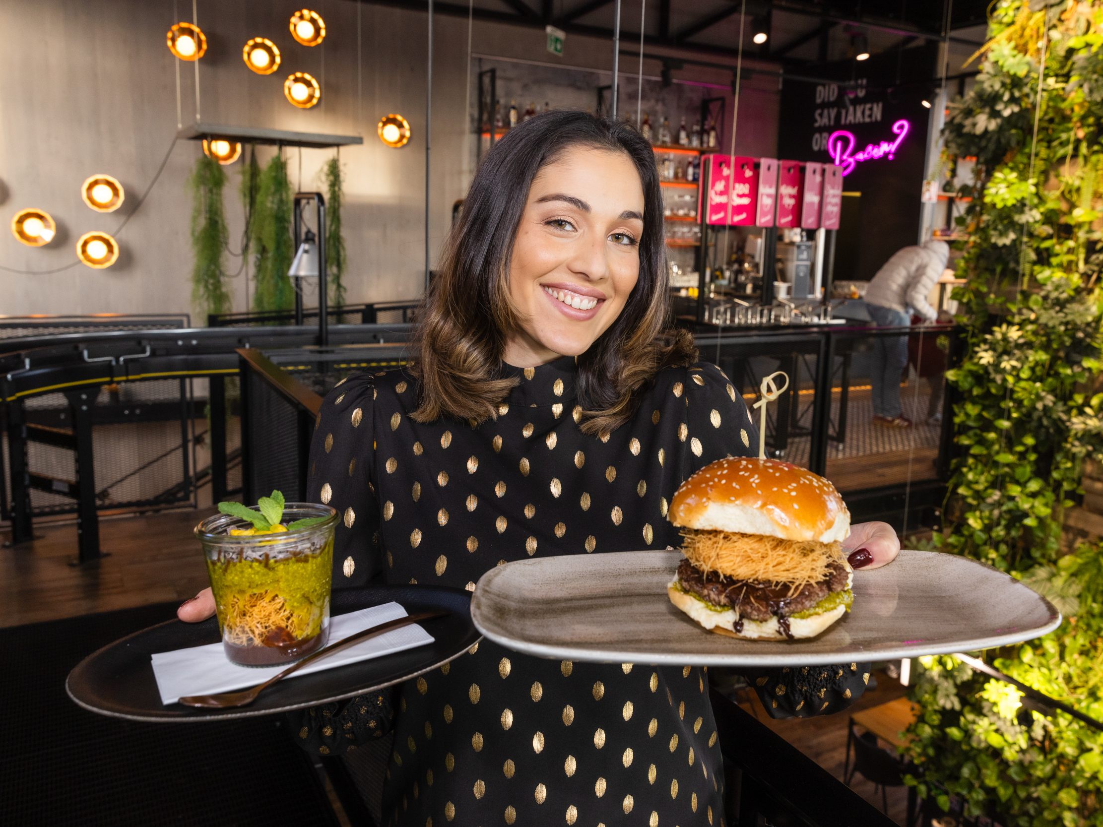 Unter anderem in Wien kann man diese Woche den "Dubai Schokoladen Burger" (rechts im Bild) probieren. Unter anderem in Wien kann man diese Woche den "Dubai Schokoladen Burger" (rechts im Bild) probieren.