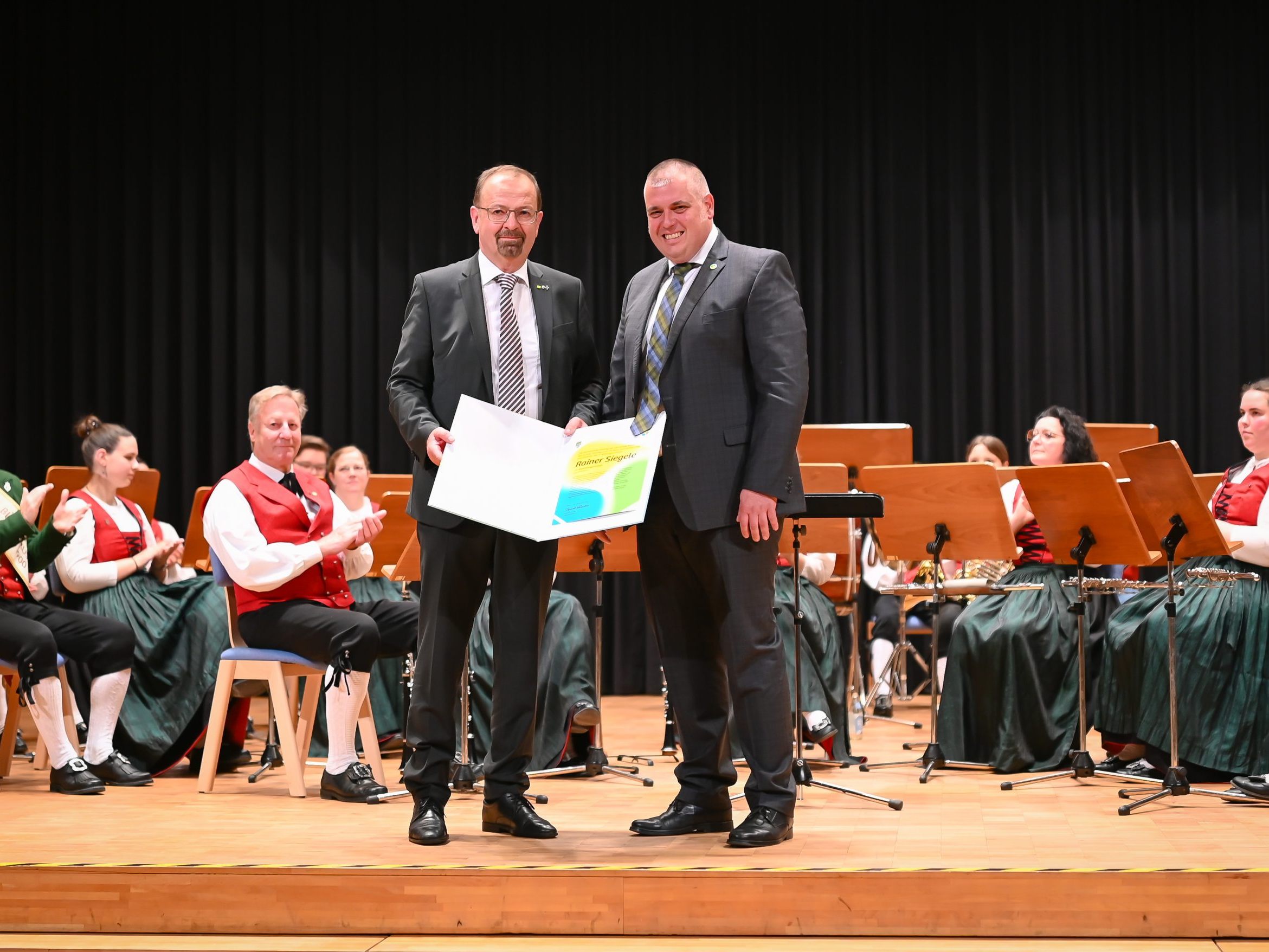 Bürgermeister Daniel Schuster übergab die Ehrenurkunde an seinen Vorgänger Rainer Siegele.