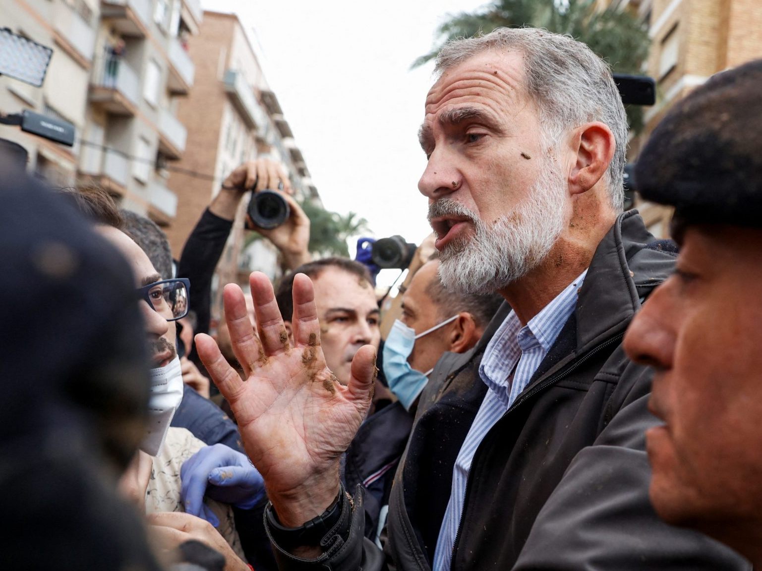 König Felipe VI. wurde als "Mörder" beschimpft und mit Schlamm beworfen.