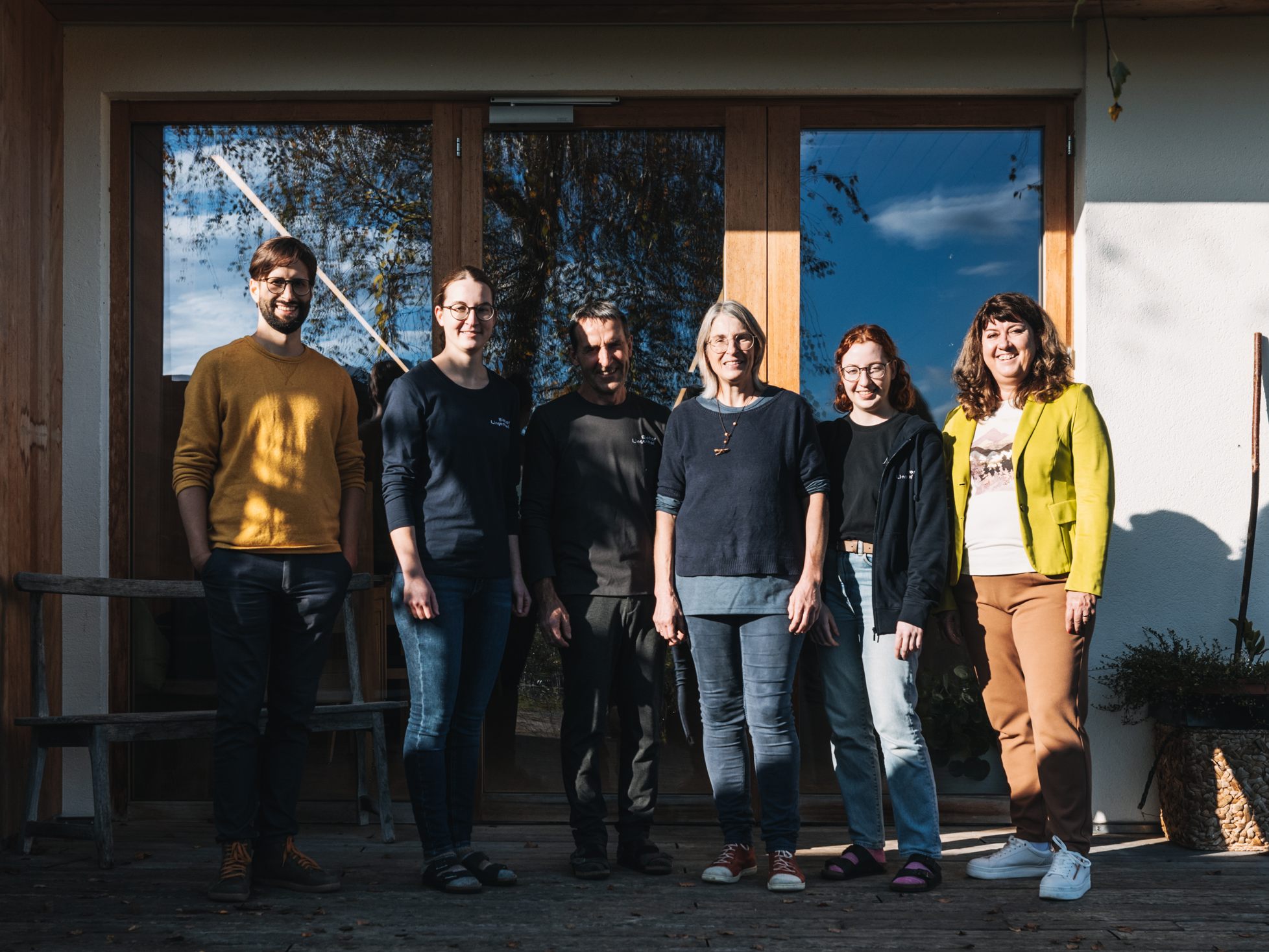 Joachim Kresser (stellvertretender Geschäftsführer Vorarlberg Tourismus) mit der Gastgeberfamilie Laura, Karl, Agathe und Anna-Lena vom Demeter Biohof Lingenhel und Annemarie Felder (GVA Koordinatorin)