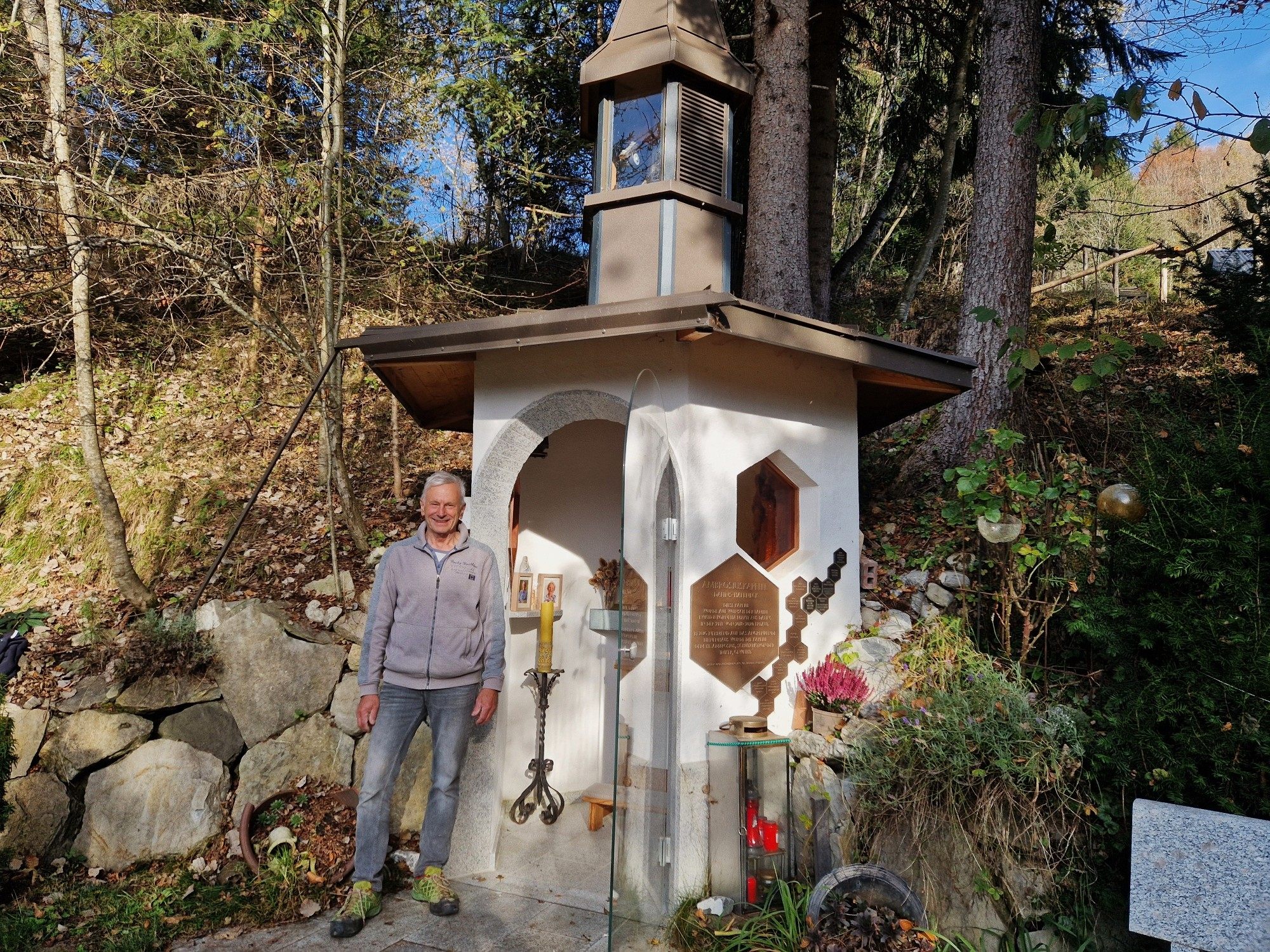 Imker Herbert Scheuch widmete die Kapelle dem Heiligen Ambrosius. Imker Herbert Scheuch widmete die Kapelle dem Heiligen Ambrosius.