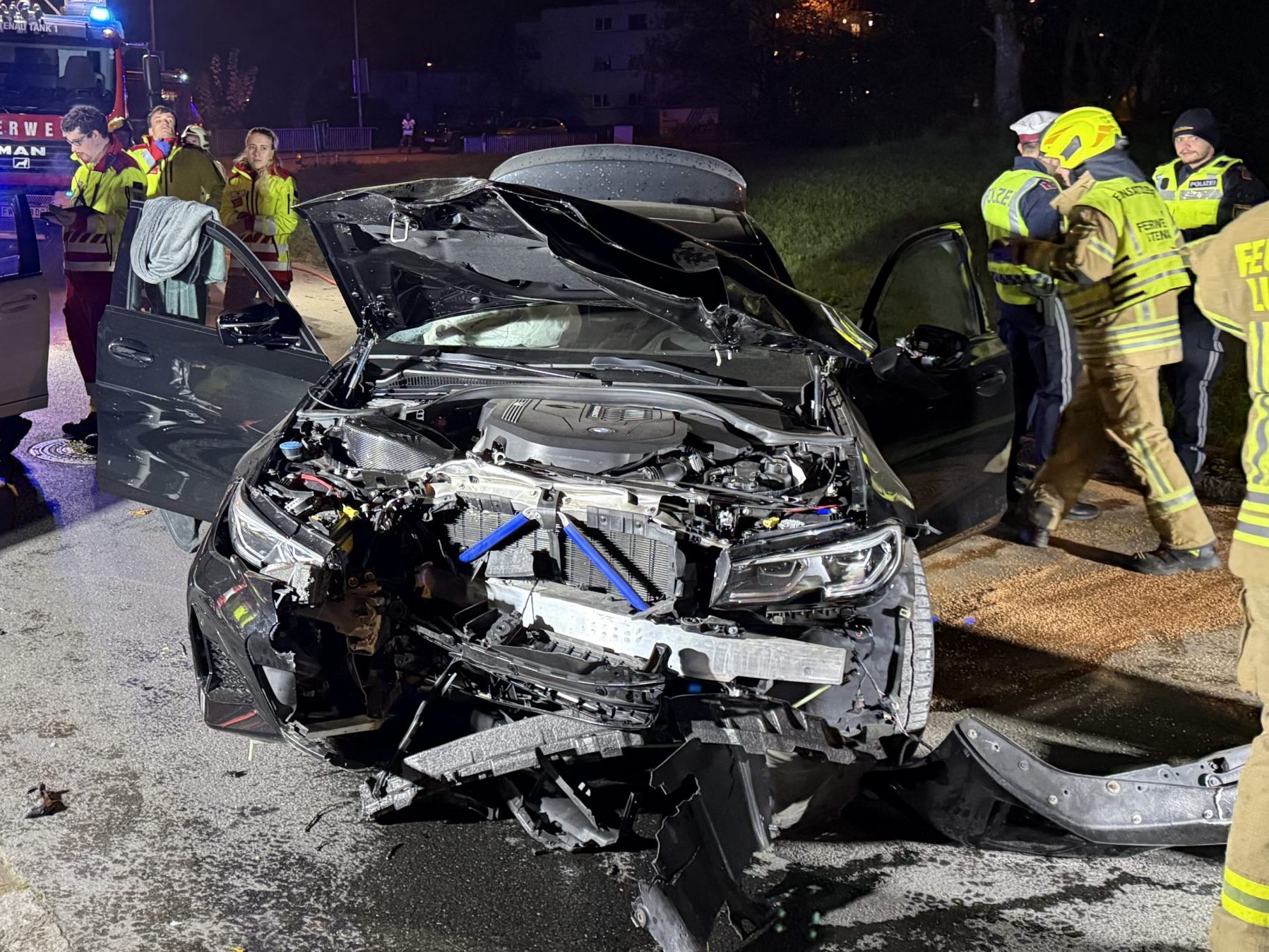 Die Einsatzkräfte wurden am Freitagabend zu einem Unfall in Lustenau gerufen. Die Einsatzkräfte wurden am Freitagabend zu einem Unfall in Lustenau gerufen.