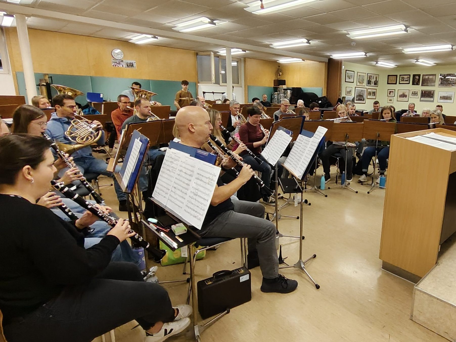 Kapellmeister Mario Wiedemann führt die Musiker souverän durch die letzten Details der Partituren. Kapellmeister Mario Wiedemann führt die Musiker souverän durch die letzten Details der Partituren.