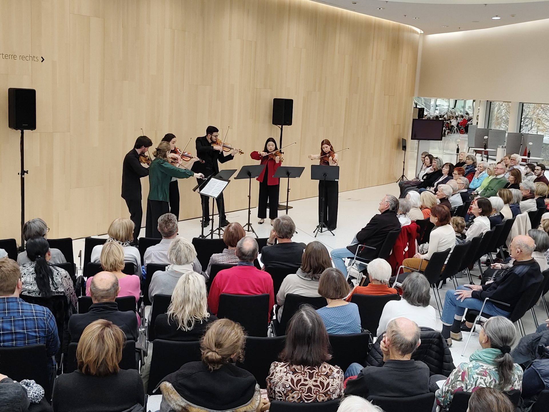 Violinschüler von Rudens Turku sorgten im Foyer des Montforthaus für Furore. Violinschüler von Rudens Turku sorgten im Foyer des Montforthaus für Furore.
