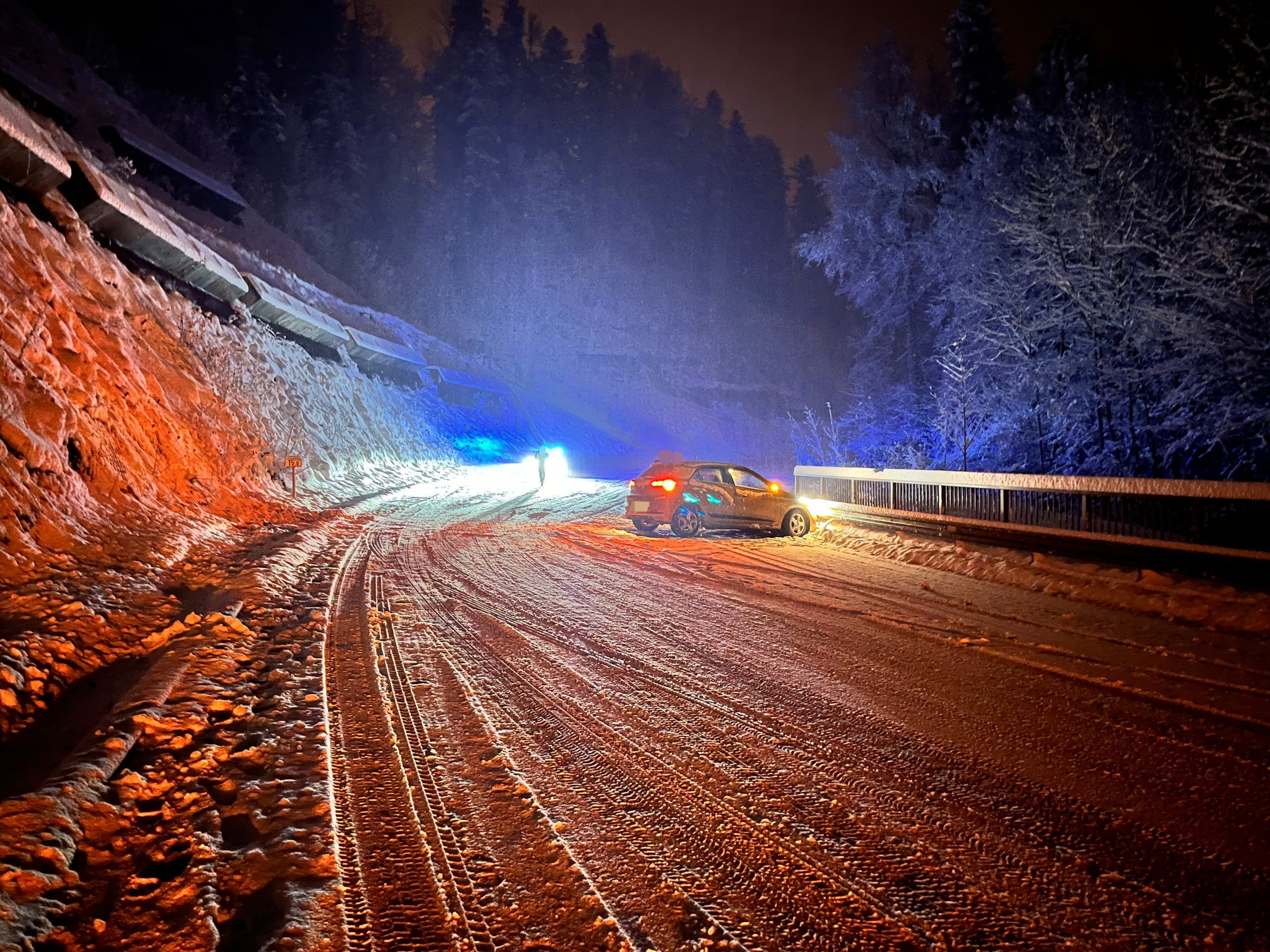 Der Lenker war alkoholisiert und kam auf der schneebedeckten Fahrbahn in Schleudern.