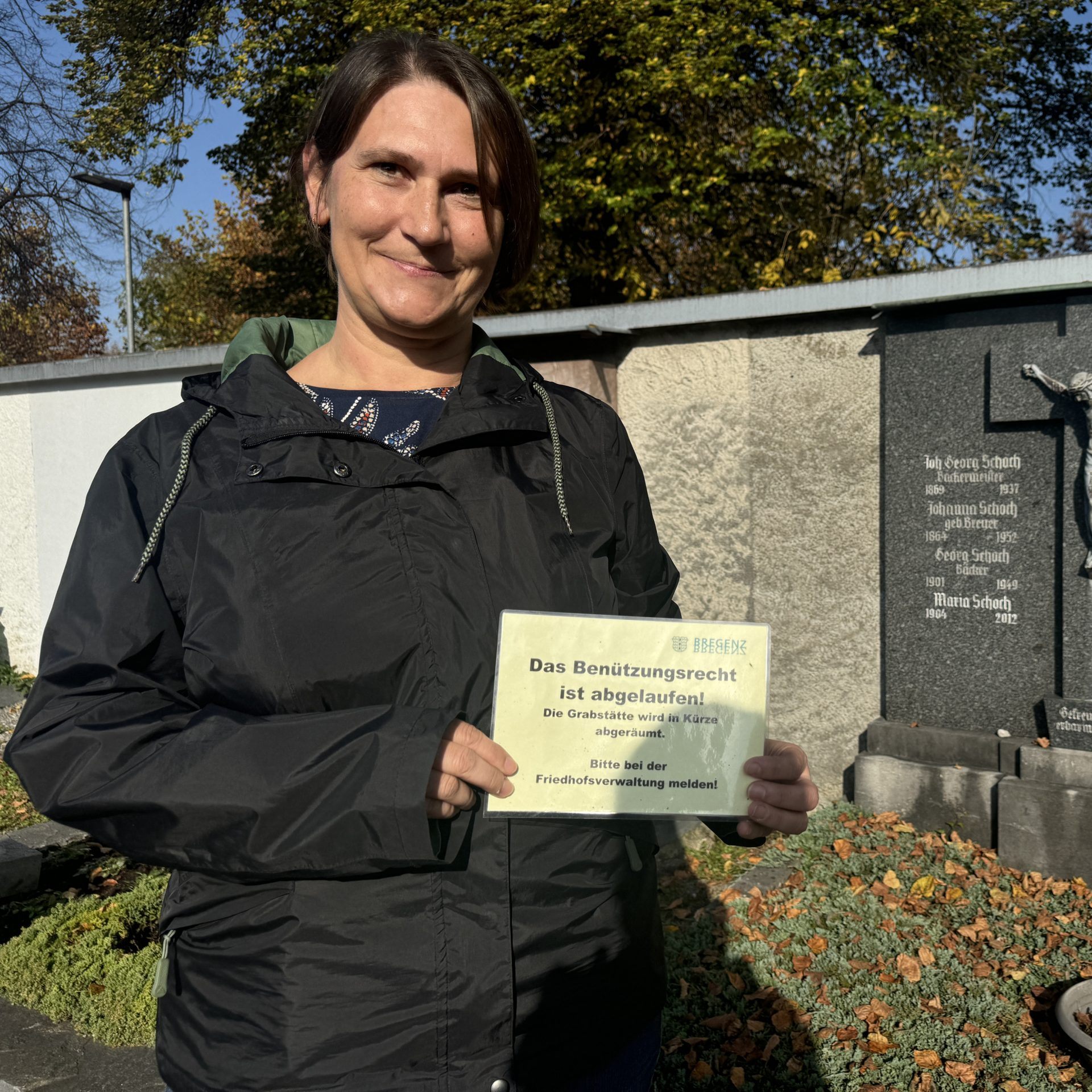 Marlene Butt von der Friedhofsverwaltung kenn die Geschichte des Grabes.