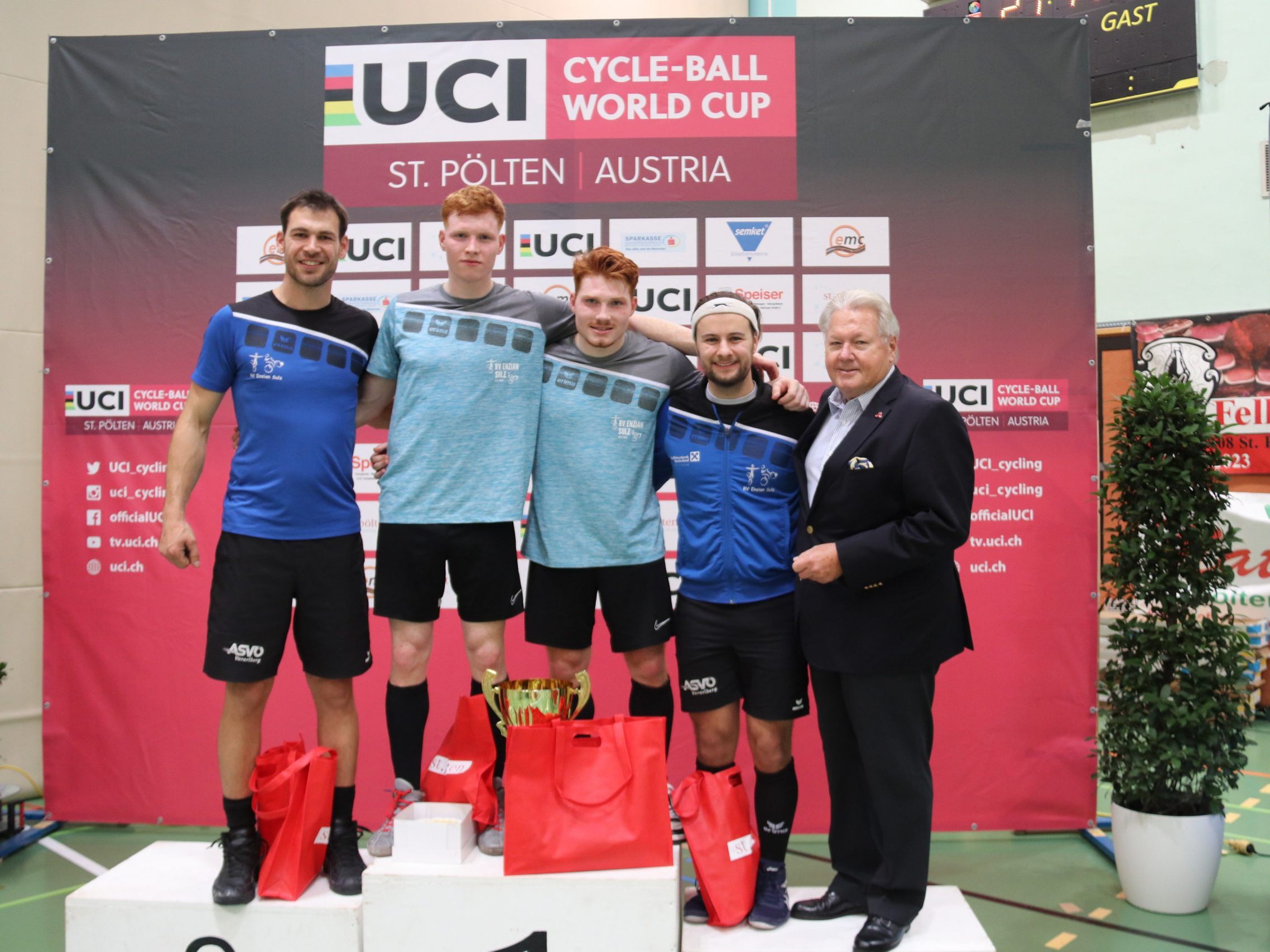 Von links nach rechts: Michael Welte, das Siegerteam Philipp und Max Schwendinger, Kevin Bachmann sowie der Präsident von Radsport Österreich, Harry Mayer.