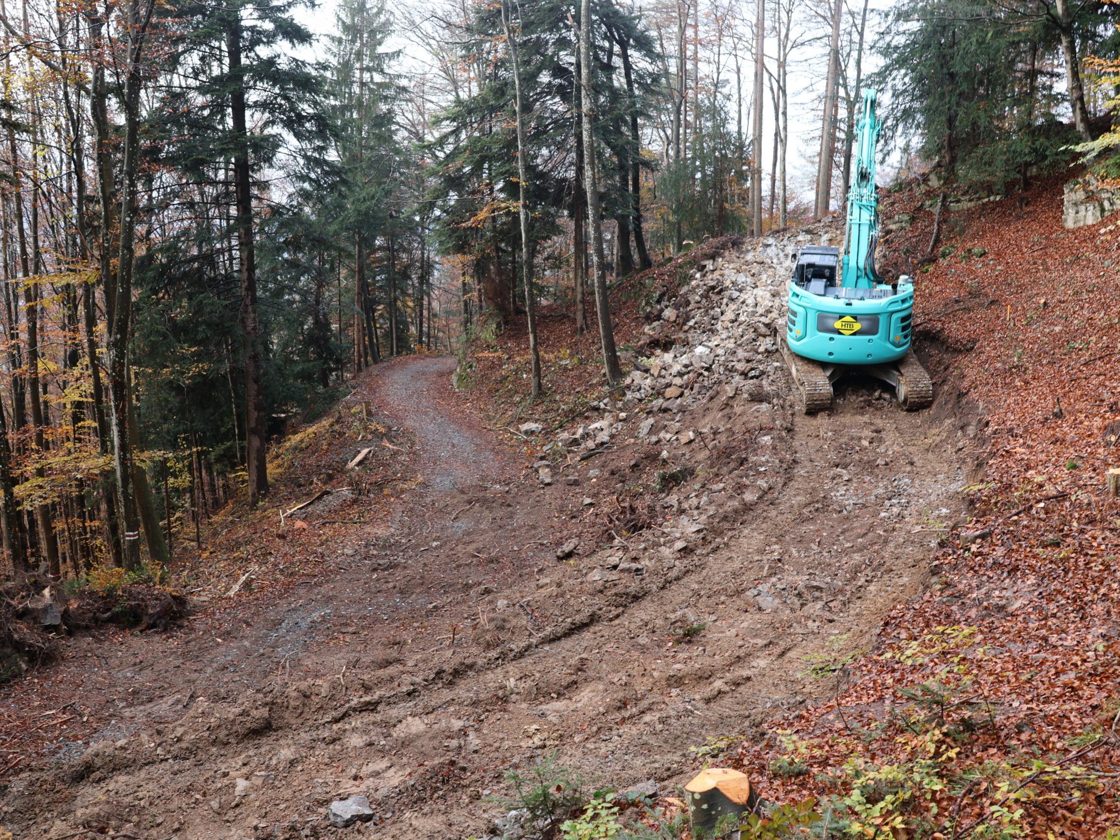 Erste Arbeiten an der Trasse des neuen Weges Richtung Kummenberg-Gipfel.