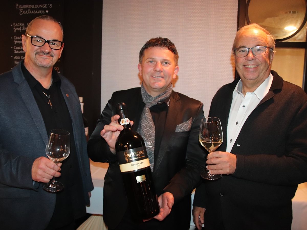 Gastgeber Christoph Sögner, Winzer Robert Keringer und Walter Pfanner.