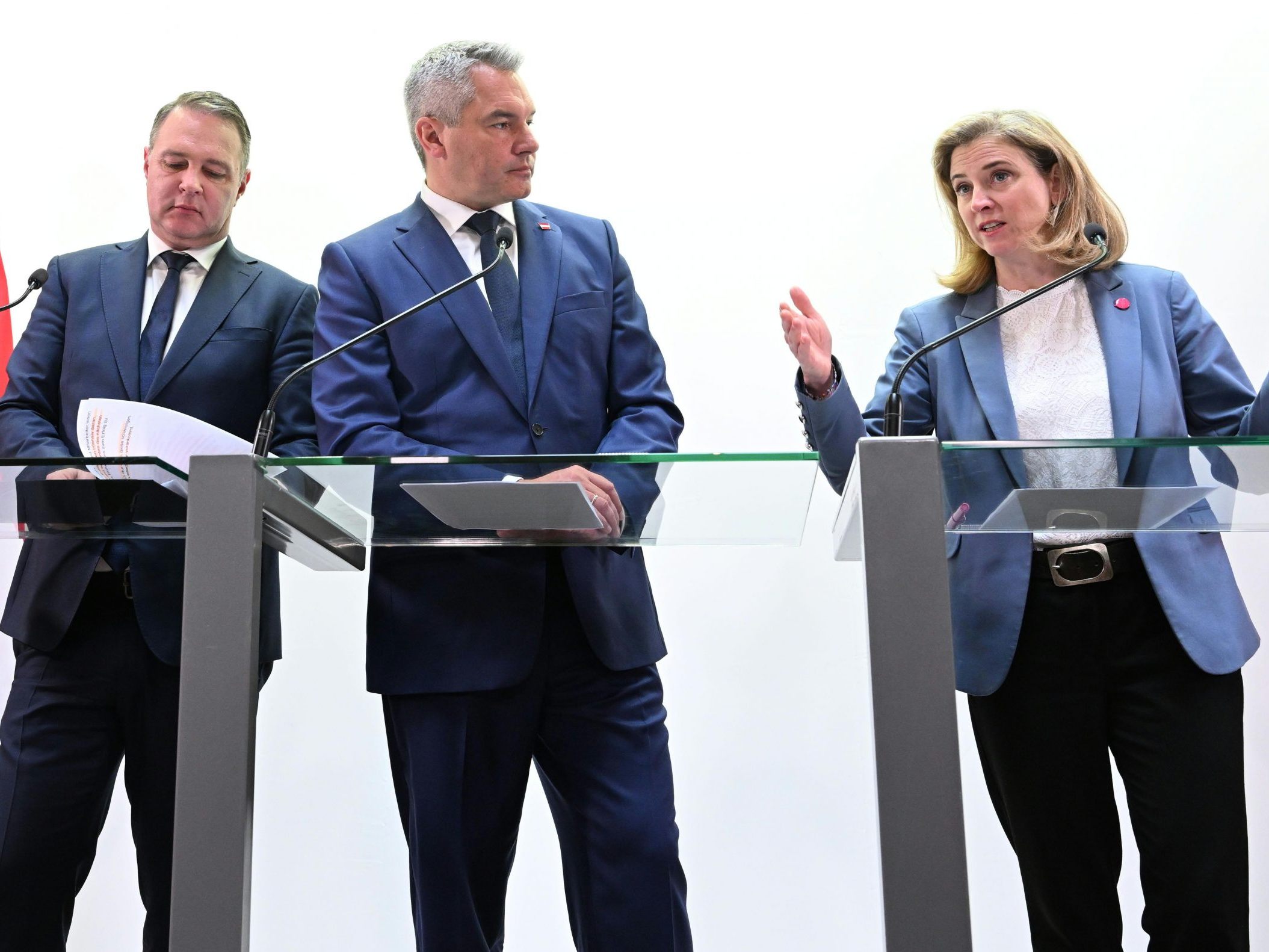 Erstmals sitzen drei Parteien am Koalitions-Verhandlungstisch - Die durchaus unterschiedliche Positionen vertreten. Erstmals sitzen drei Parteien am Koalitions-Verhandlungstisch - Die durchaus unterschiedliche Positionen vertreten.