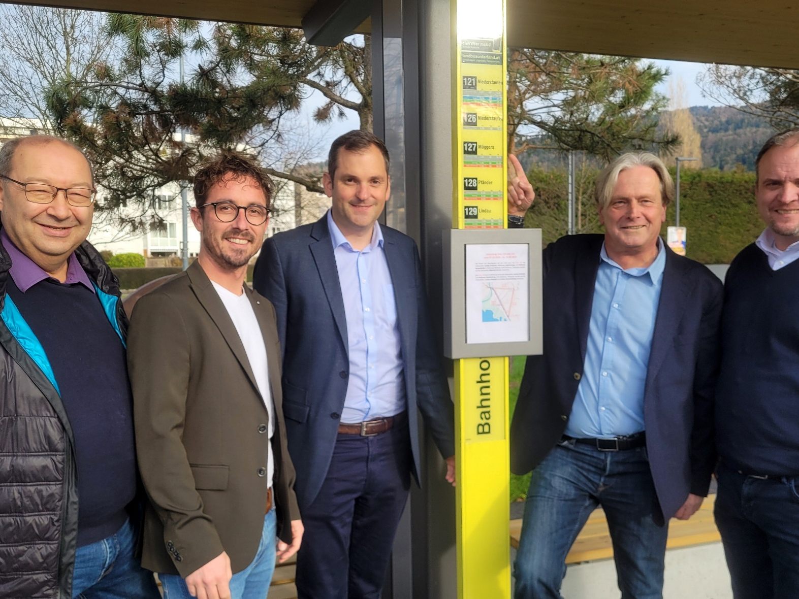 Die Bürgermeister des Leiblachtals besichtigten im Rahmen ihres regelmäßigen Bürgermeistertreffens das bestens gelungenes Mobilitätsprojekt: Wolfgang Langes (Hohenweiler), Lukas Greussing (Möggers), Andreas Kresser (Hörbranz), Frank Matt (Lochau) und Nico Flachsenberger (Eichenberg).