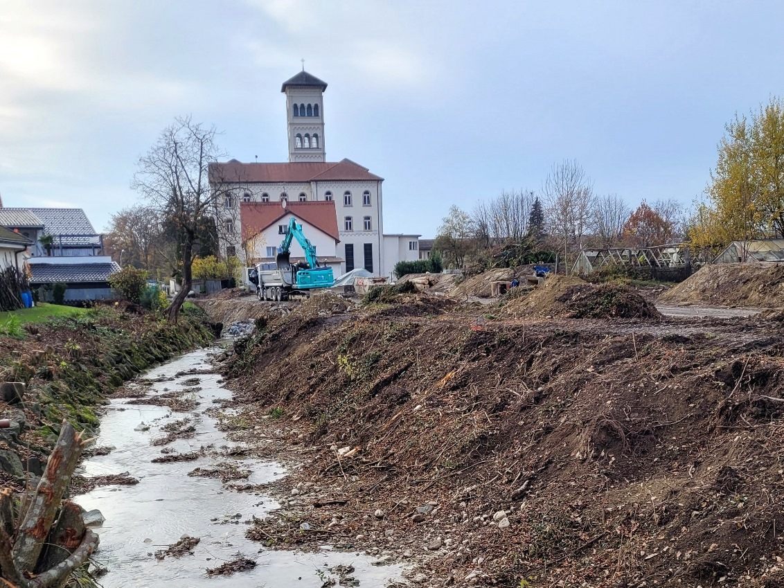 Finale Baumaßnahmen im Rahmen des Hochwasserschutzprojektes Ruggbach im Leiblachtal, aktuell im Bereich des Salvatorkolleg-Areals von der Eschachbrücke bis hinauf zur L1 Hofriedenstraße/Lochau bzw. Allgäustraße/Hörbranz.