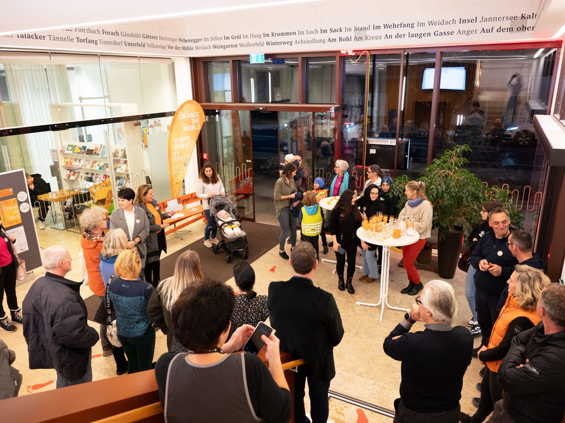 Auftaktveranstaltung zur UN-Kampagne „Orange the World“ im Foyer des Lauteracher Rathauses Auftaktveranstaltung zur UN-Kampagne „Orange the World“ im Foyer des Lauteracher Rathauses