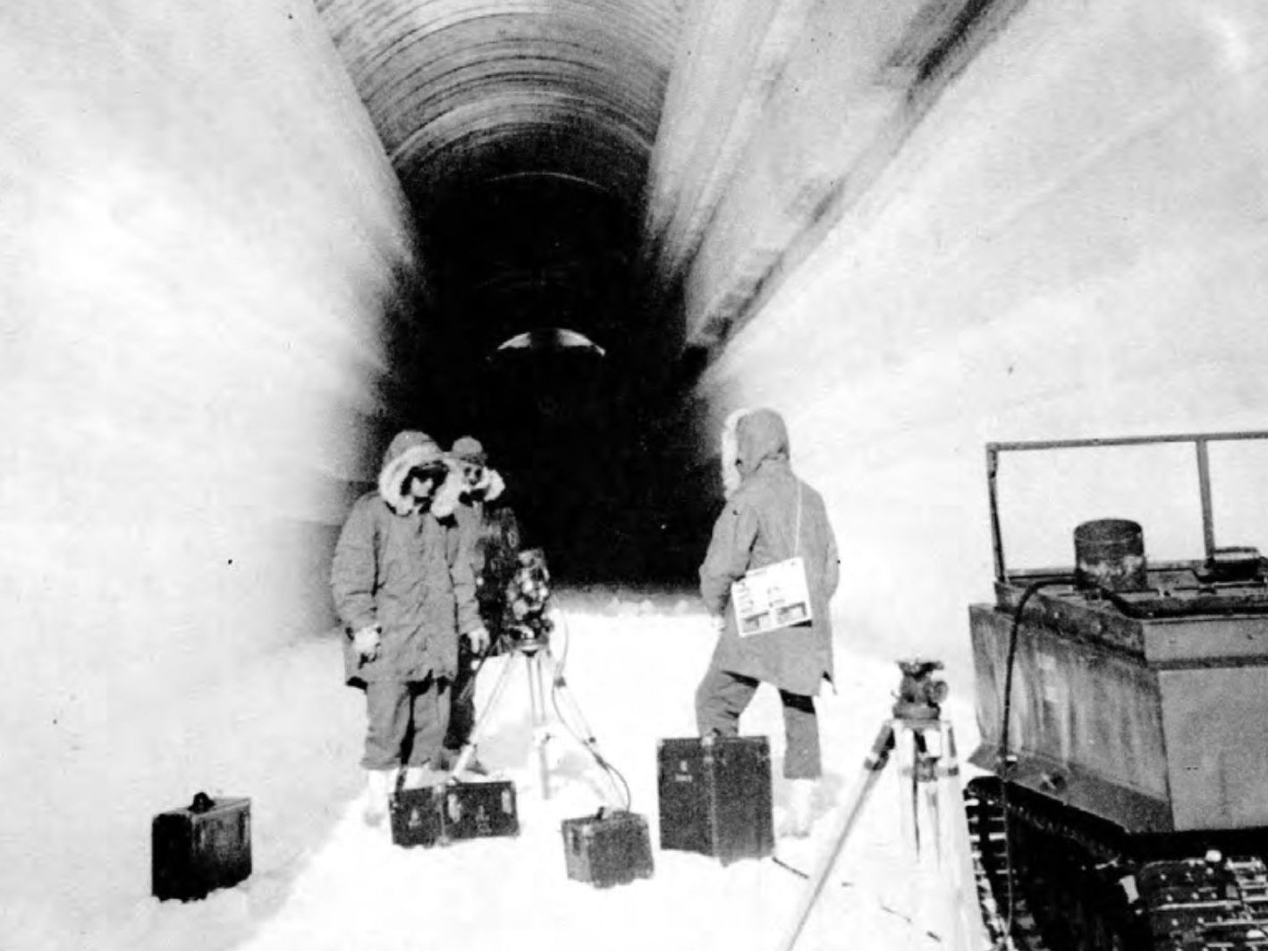 NASA entdeckt verlassene Militärbasis unter Grönlands Eisschild. NASA entdeckt verlassene Militärbasis unter Grönlands Eisschild.