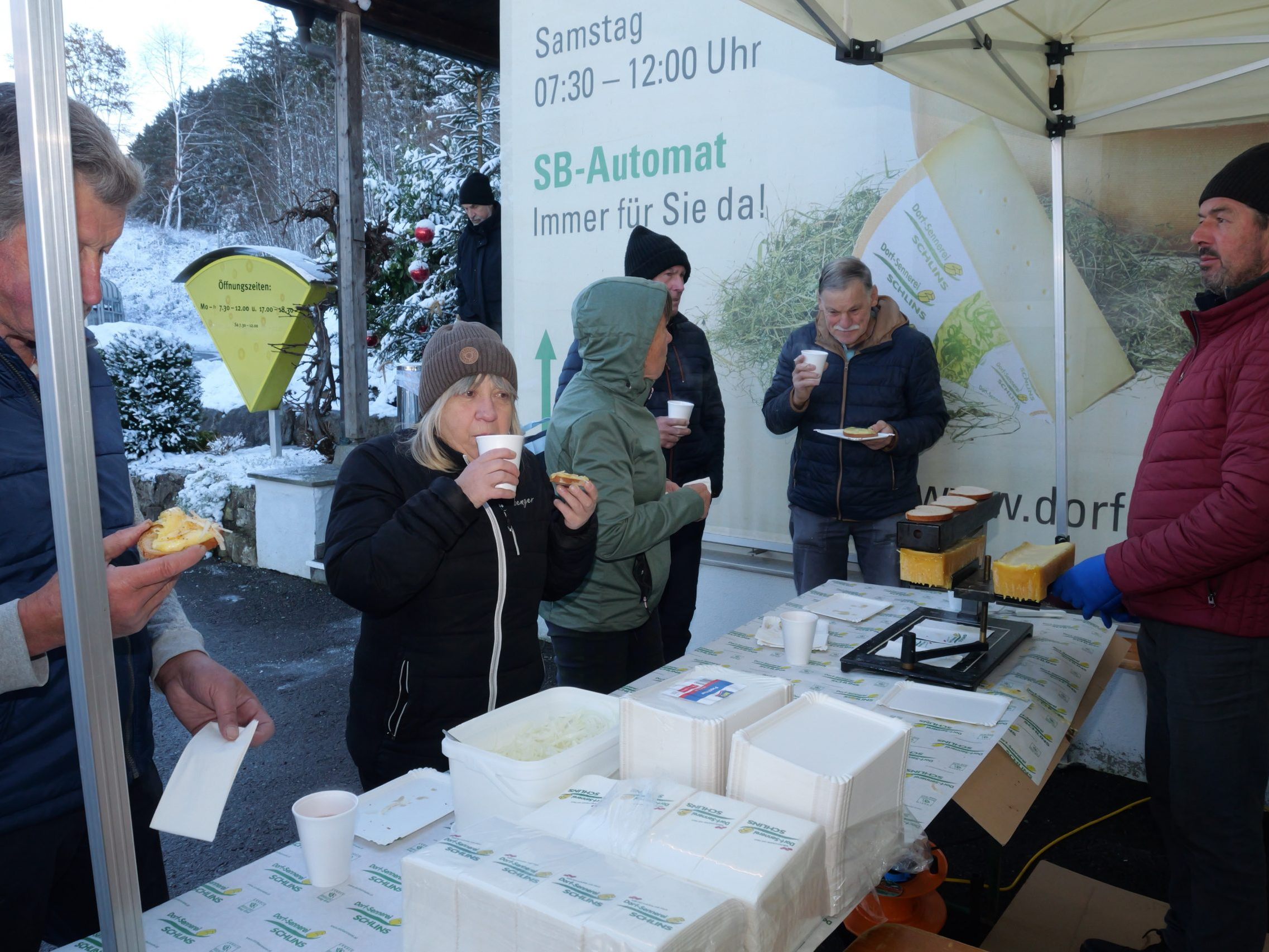 Zur verschneiten Winterlandschaft mundeten das Raclette und der Glühmost. Zur verschneiten Winterlandschaft mundeten das Raclette und der Glühmost.