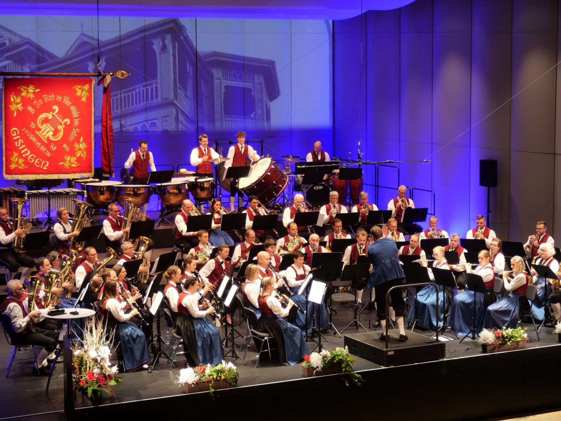 Schwungvolle Märsche und gefühlvolle Melodien begeisterten auf dem Konzert des Musikverein Gisingen. Schwungvolle Märsche und gefühlvolle Melodien begeisterten auf dem Konzert des Musikverein Gisingen.