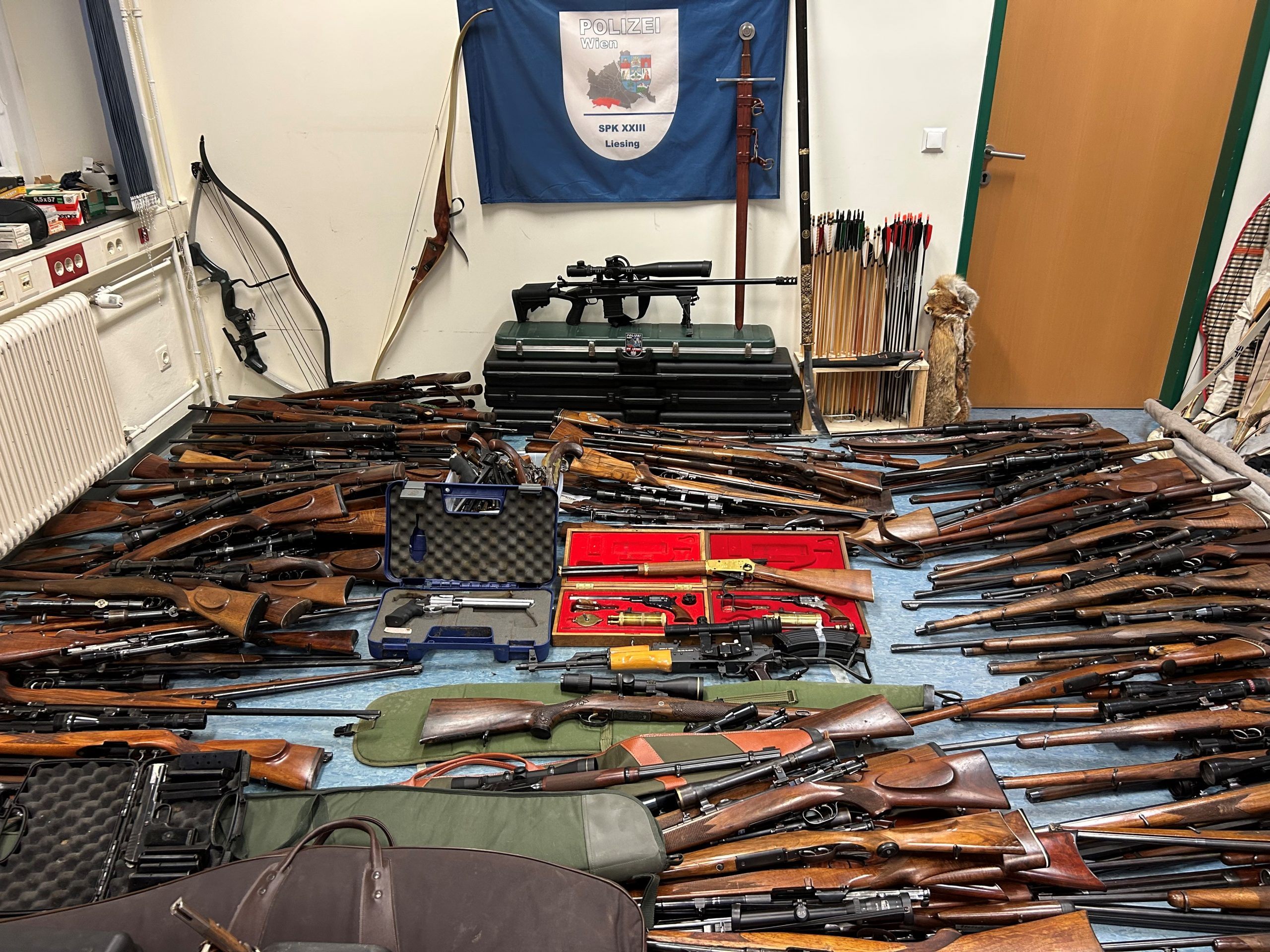 Das Waffenarsenal des Pensionisten wurde von der Polizei sichergestellt.