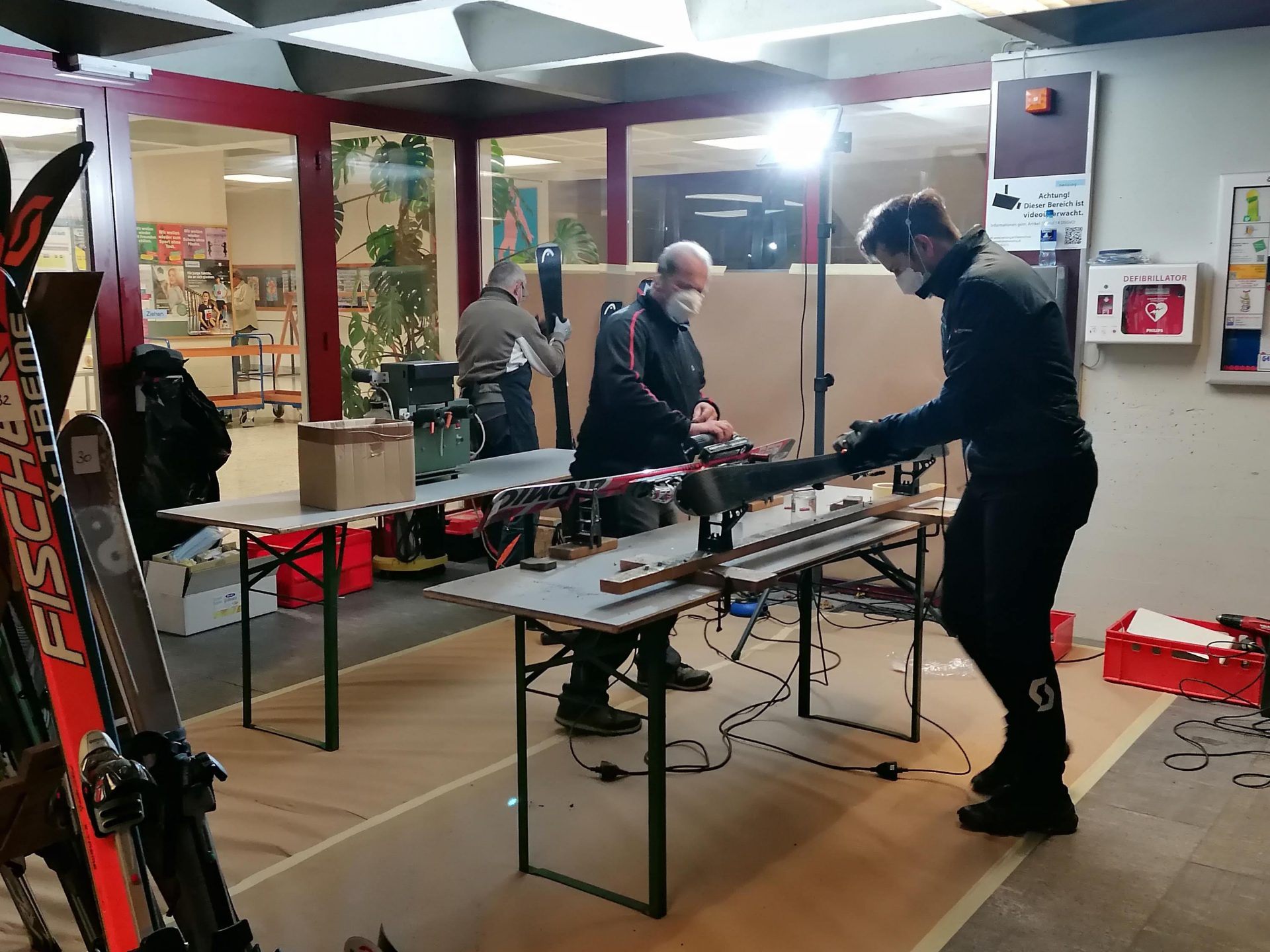 Beim Wintersportartikelbasar bietet der SC Beschling einen Ski-Service an.