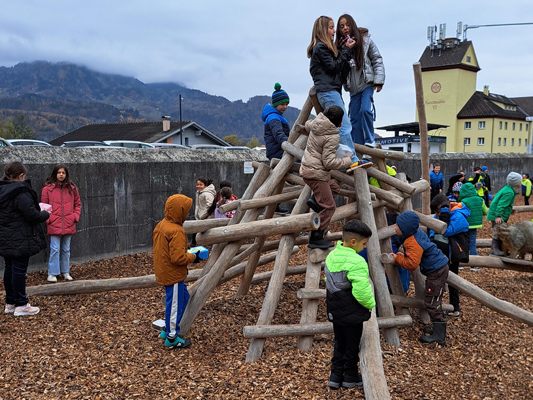 Die neuen Spielgeräte auf dem Pausenhof der Volksschule St. Peter werden von den Kindern schon eifrig bespielt.