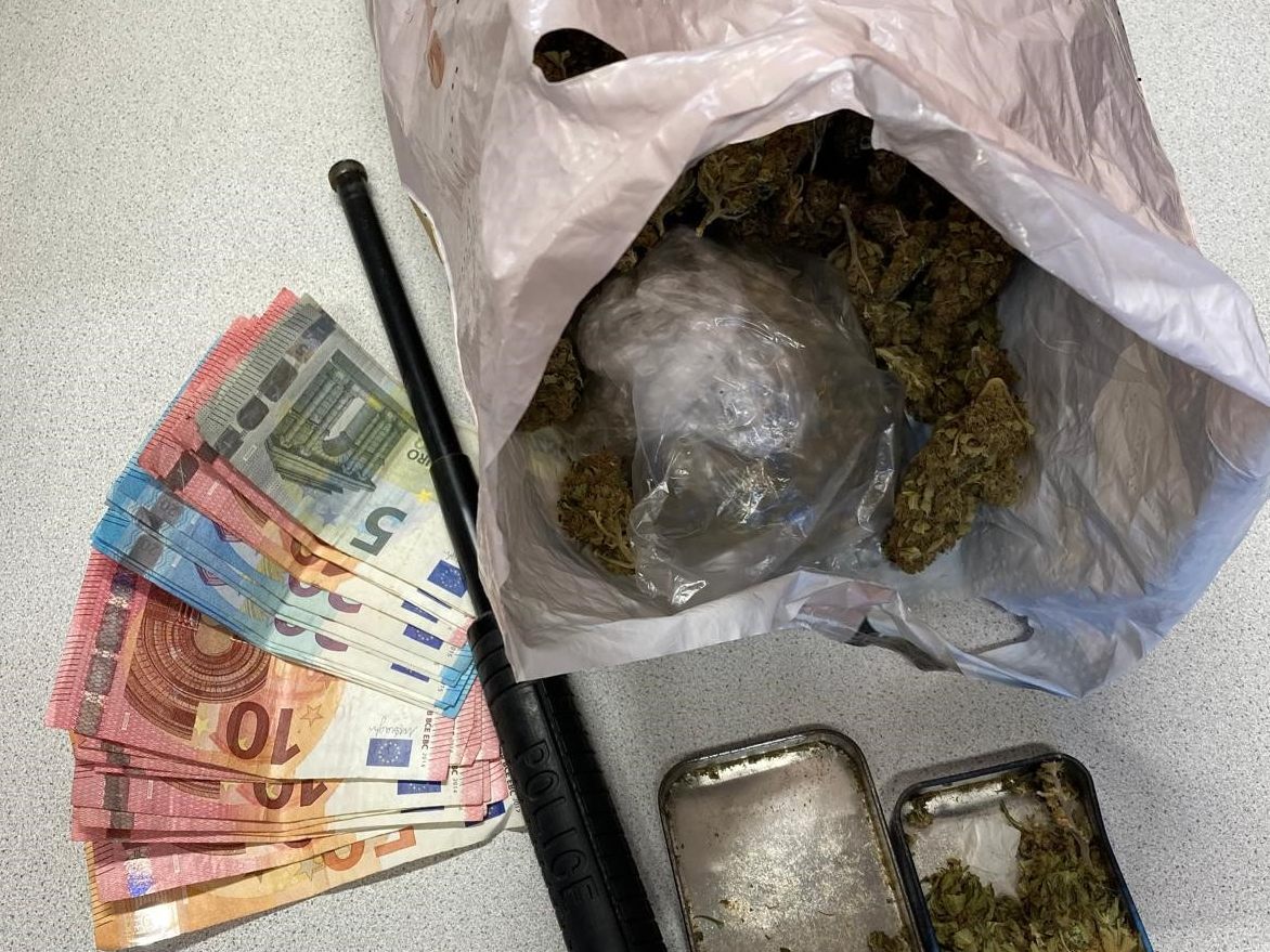 Der 45-Jährige soll rund 3.300 Gramm Cannabiskraut zu einem Gesamtbetrag von 18.712 Euro veräußert haben.
