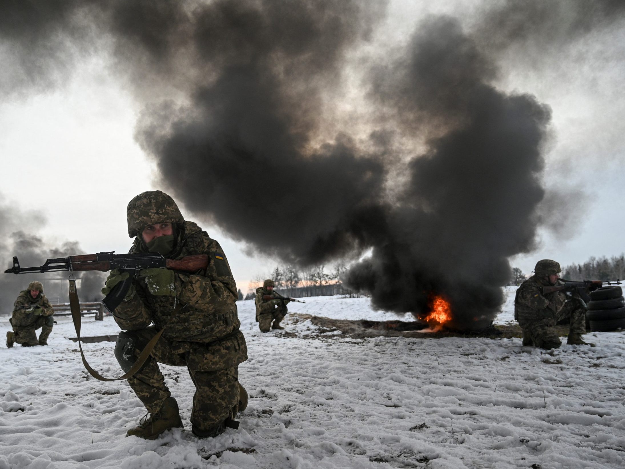 Ukrainische Soldaten bei Gefechtsübungen im ukrainischen Winter