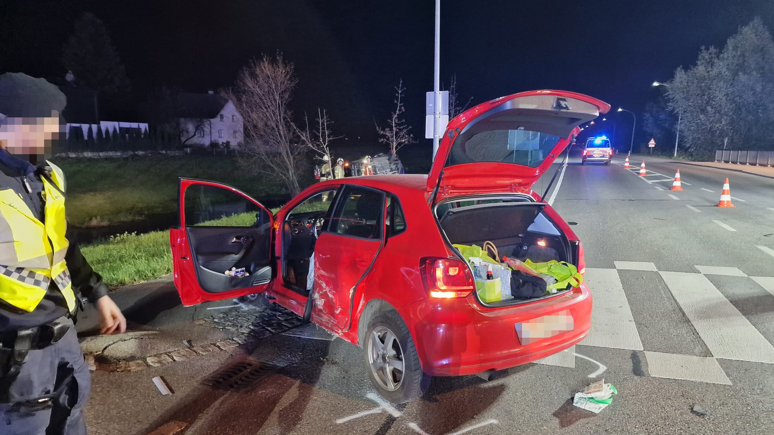 Der rote VW wurde vor allem auf der linken Seite beschädigt.