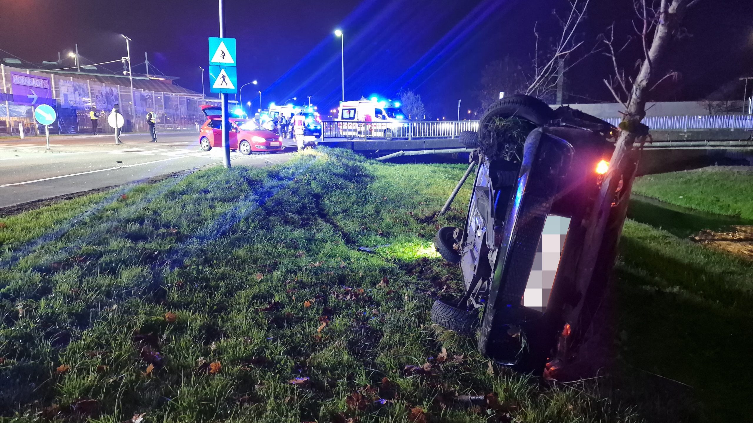 Das Auto landete in der angrenzenden Wiese.