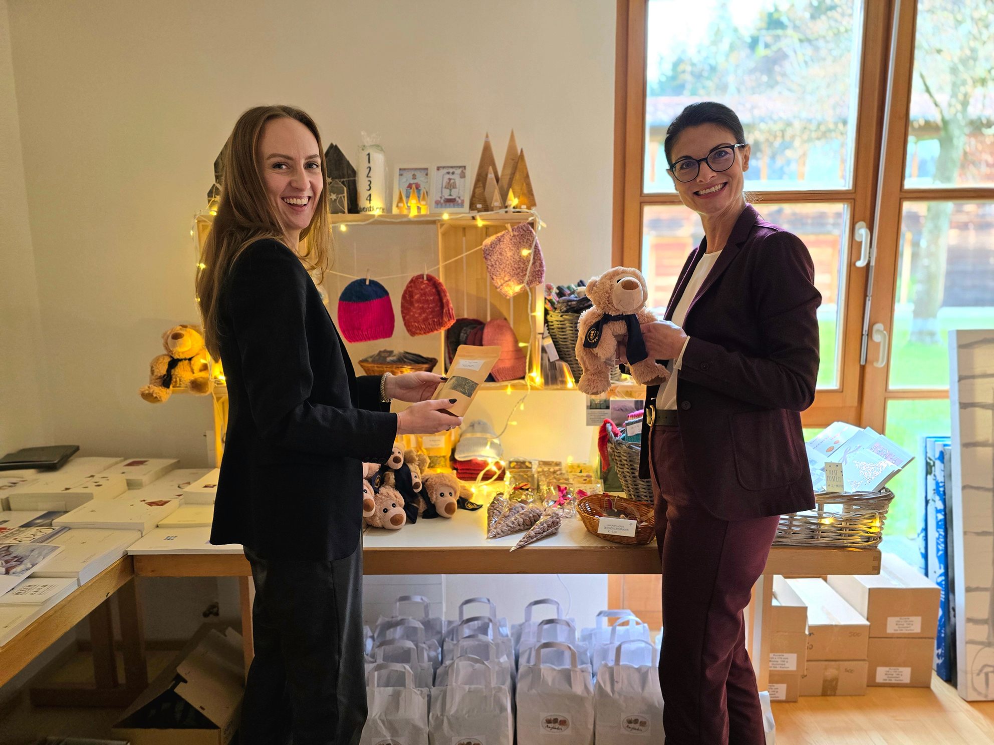 Kleine Geschenke, die Freude machen und Kindern Perspektiven schenken sind im Weihnachtsshop zu erstehen.